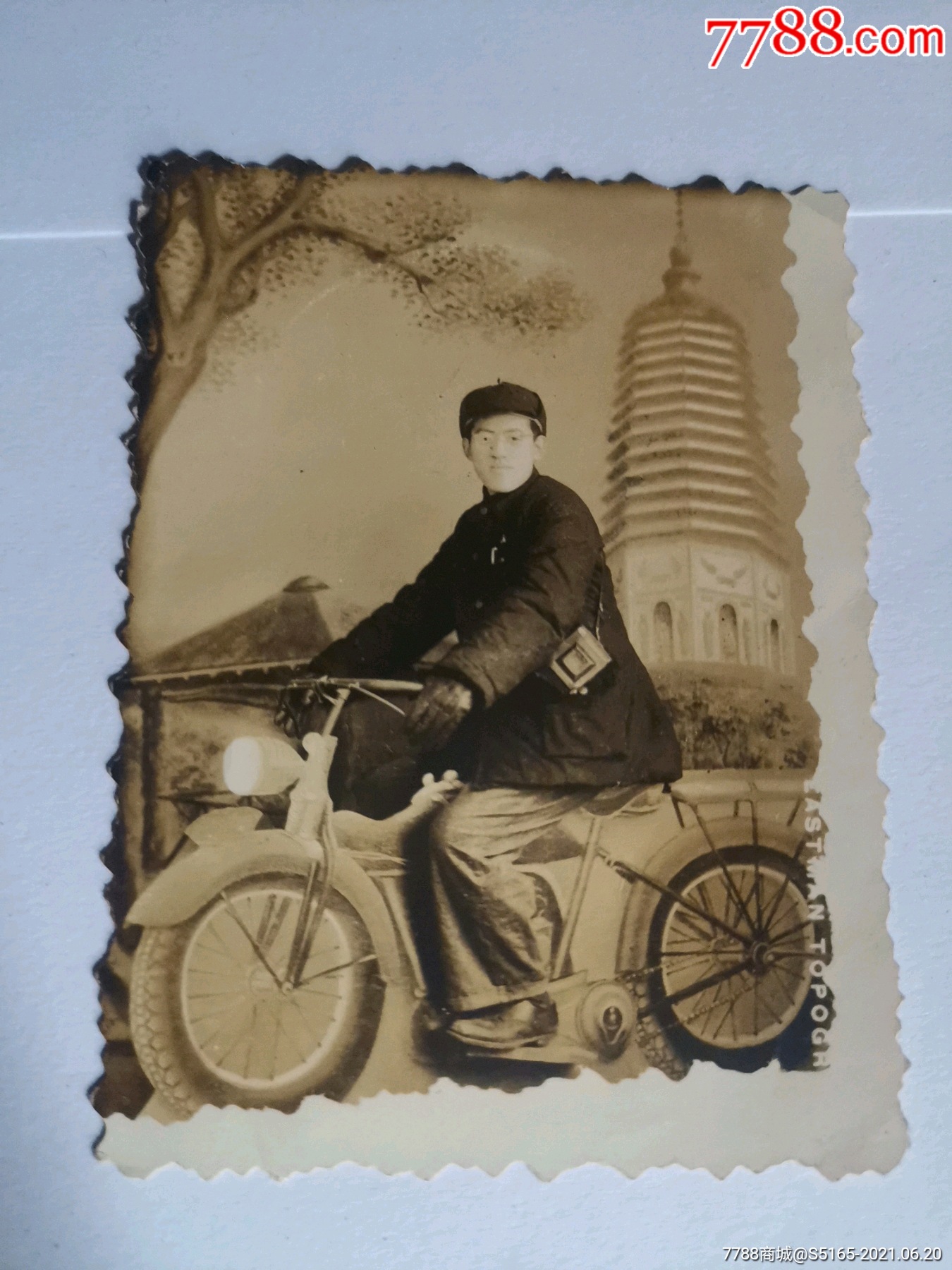 首页 零售 老照片 >> 50年骑摩托车时尚青年滚动鼠标滚轴,图片即可