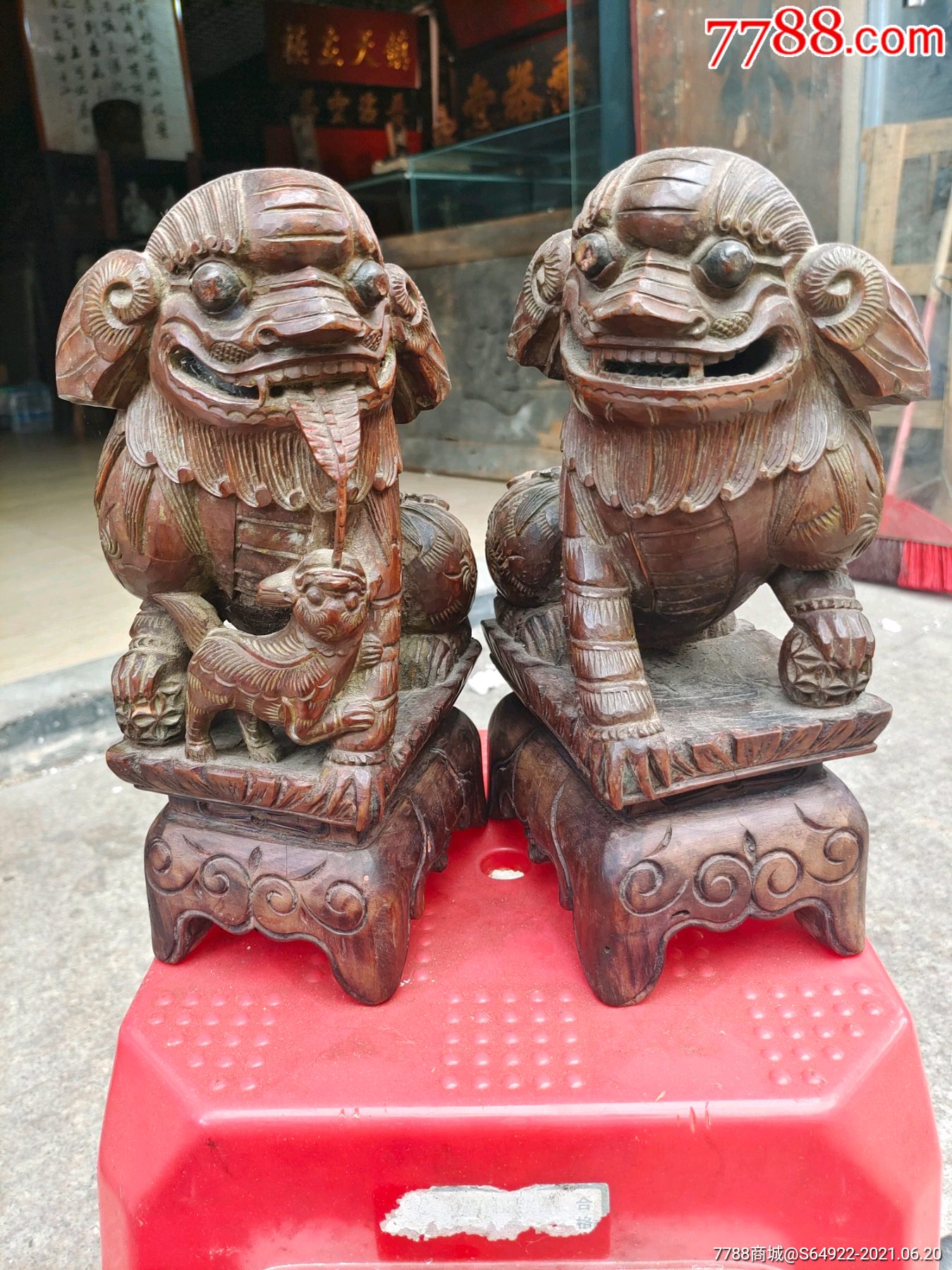 清代早期,龙眼木雕狮子一对,工艺不错
