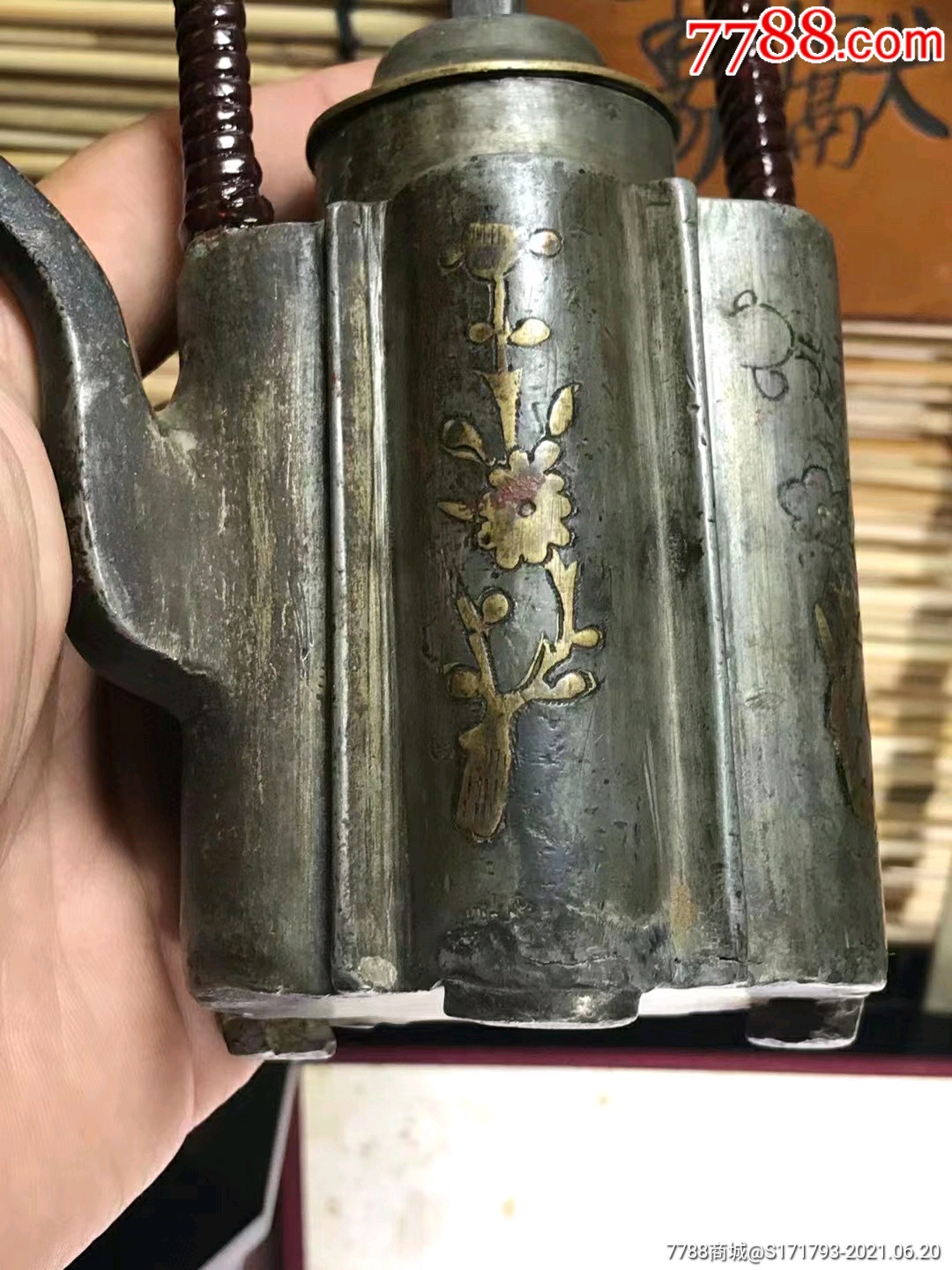 清代锡点铜镶嵌花卉异形缠藤硬提梁壶!_锡壶/锡器_第4张_7788钱币网