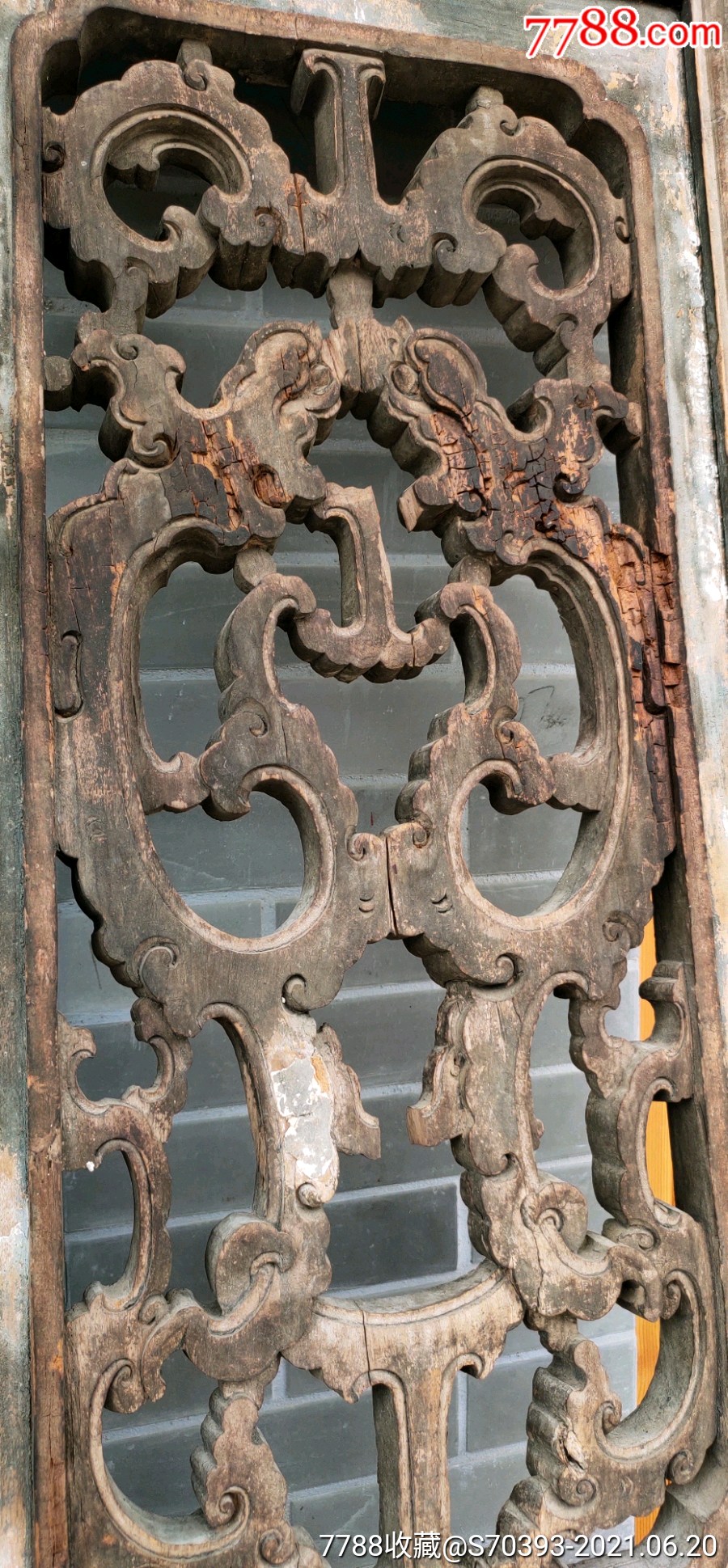 清代木雕草龙板屏风门一对,有点小缺损如图