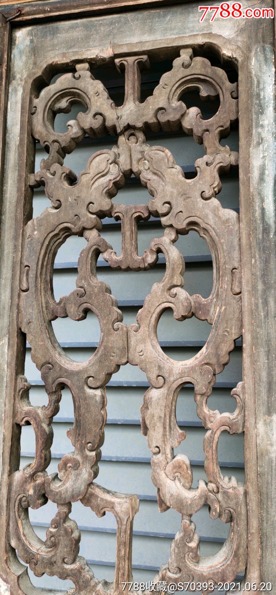 清代木雕草龙板屏风门一对,有点小缺损如图
