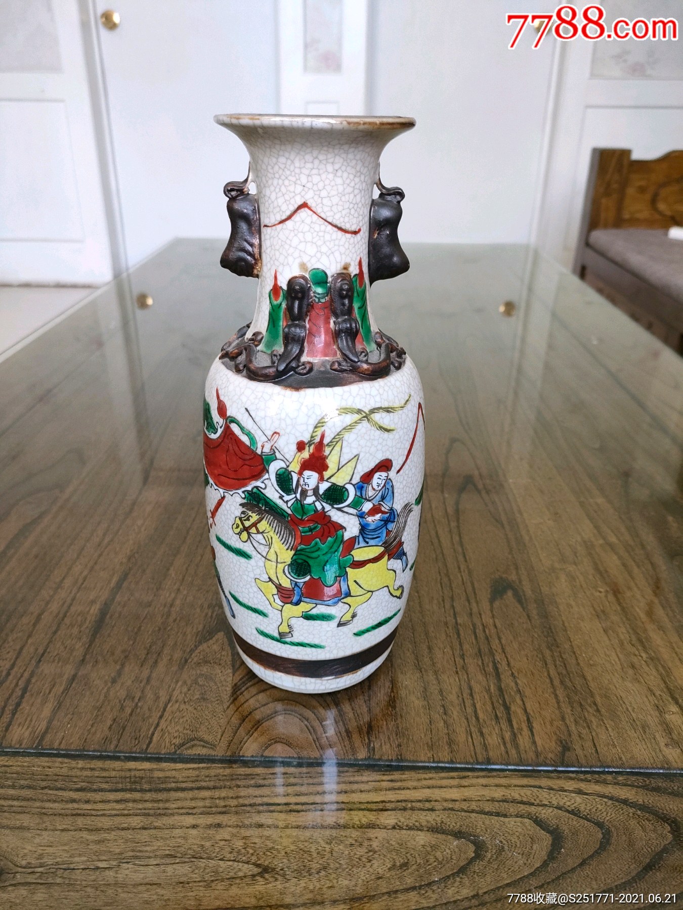 清末民国粉彩刀马旦人物小瓶