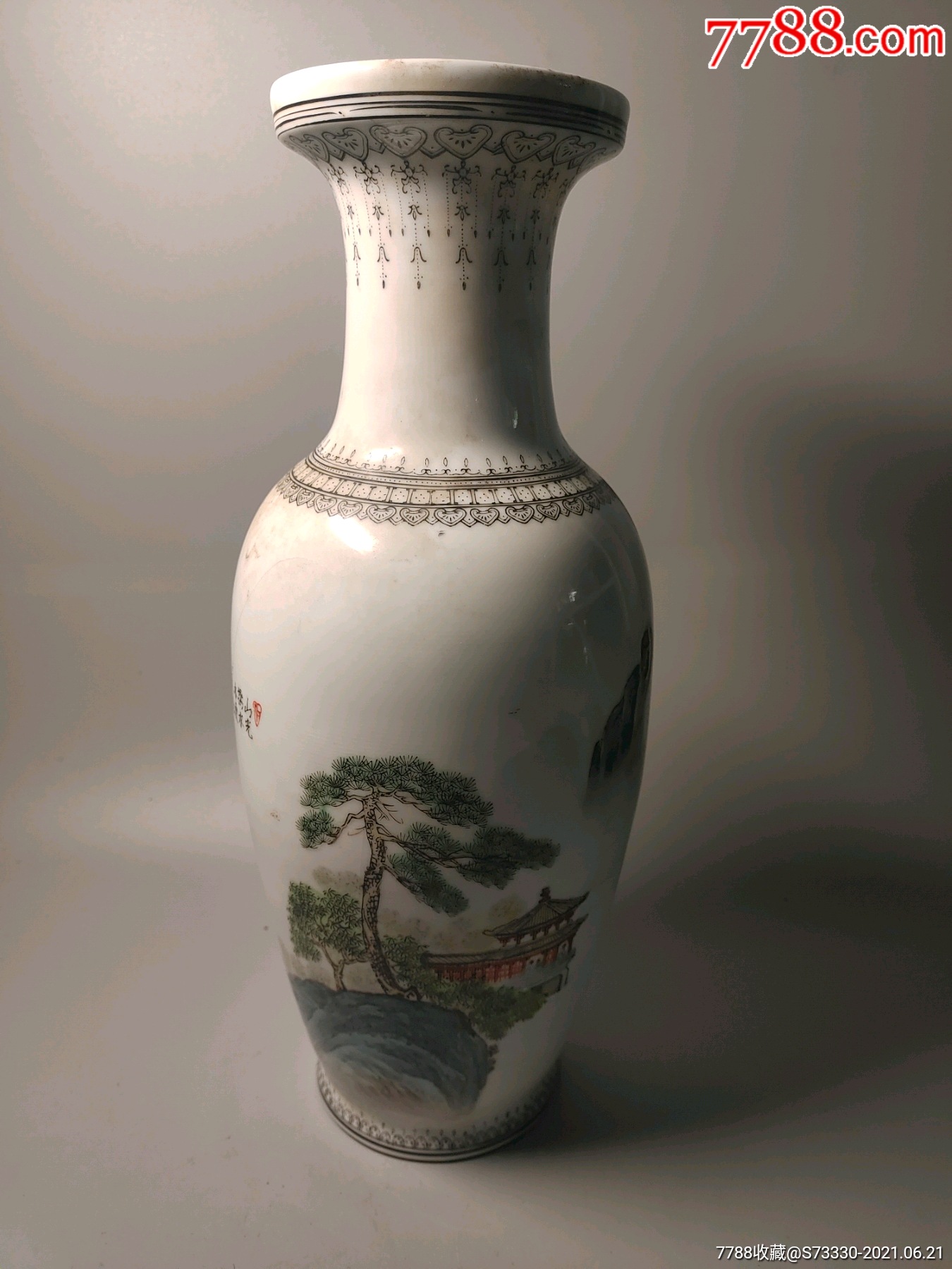 80年代左右,景德镇艺术瓷厂,山水花瓶一只,磕线