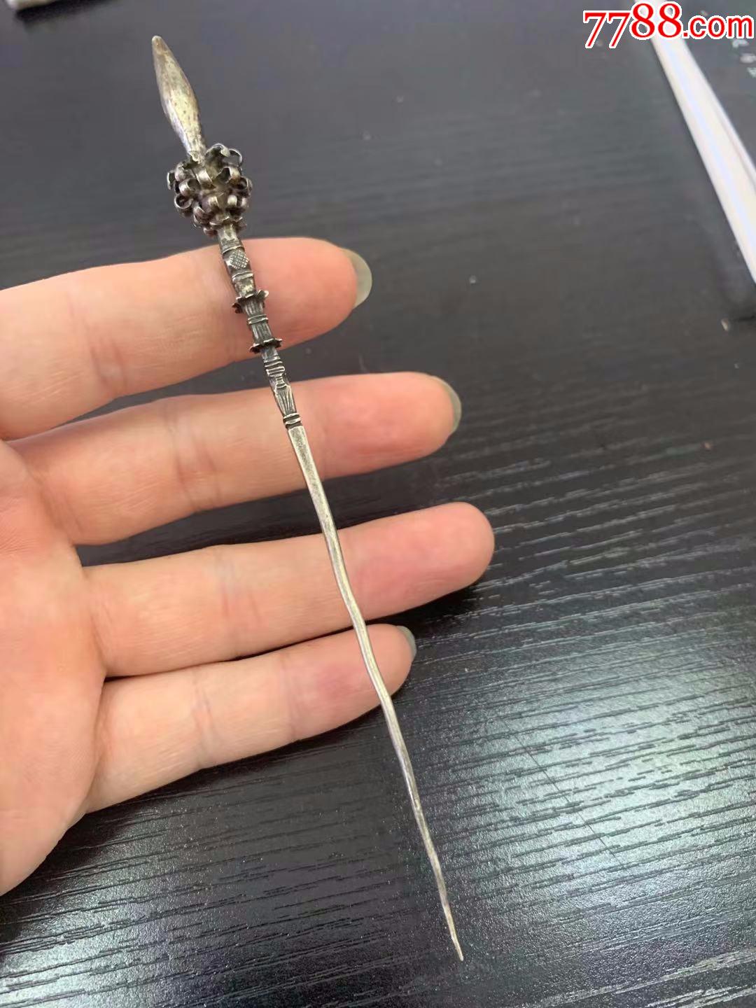清代纯银实心银簪子一根,造型独特少见.尺寸比较大.纹饰工艺很好