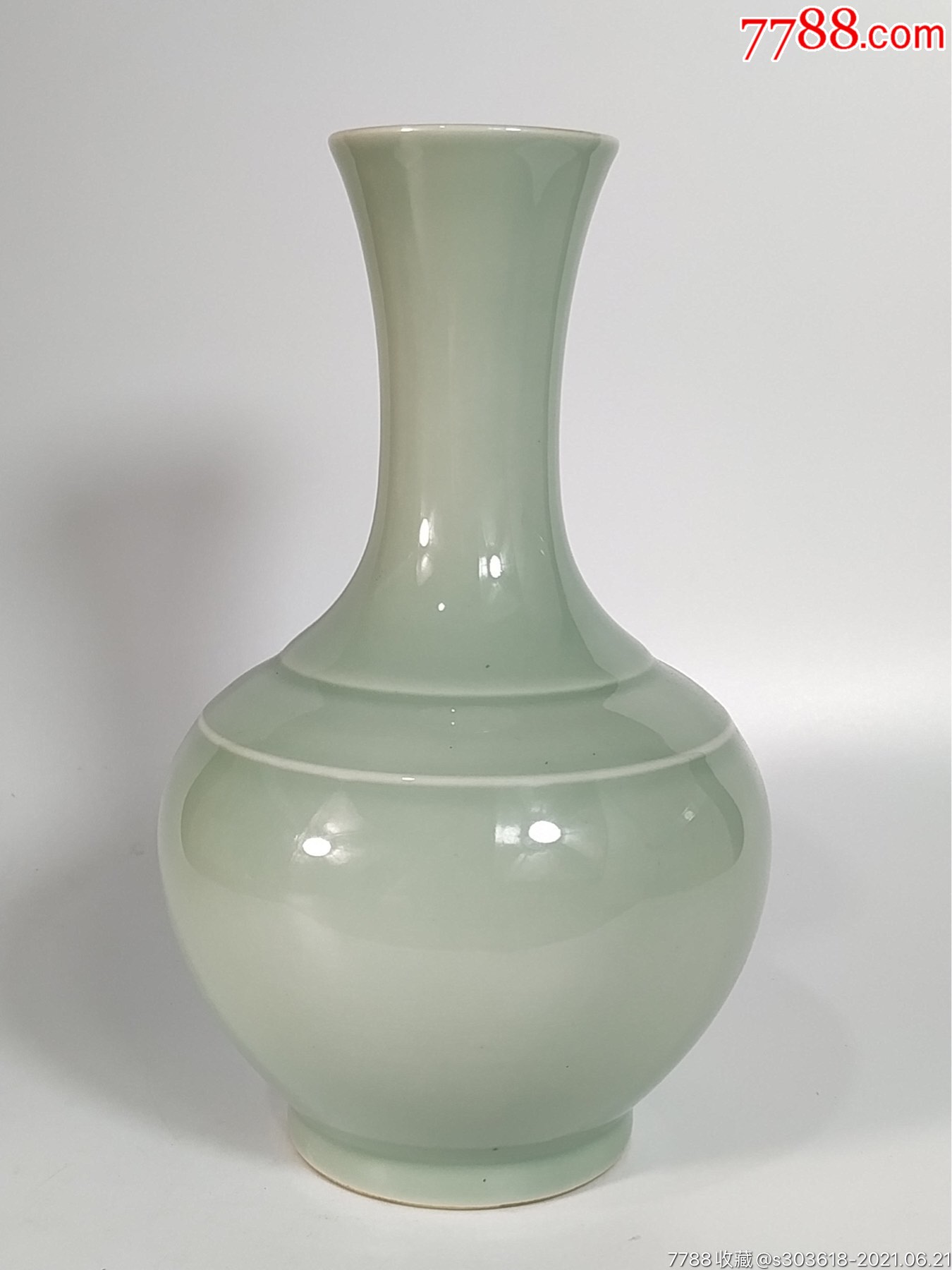 创汇期豆青釉天球瓶