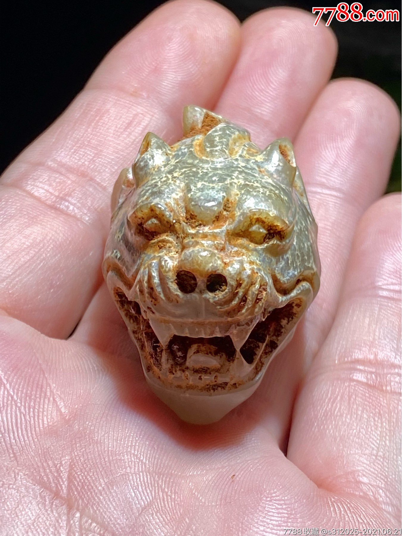 汉和田玉受沁玉辟邪兽首玉饰