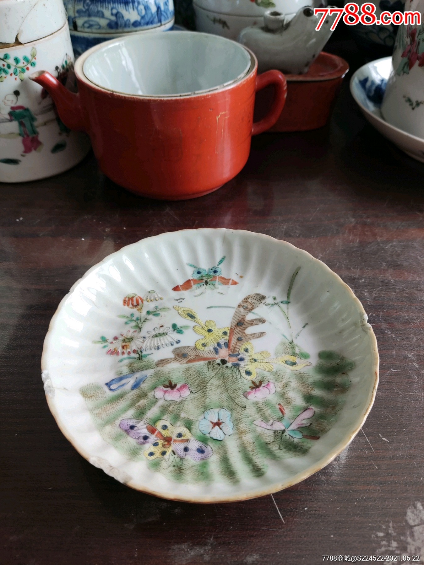 同治粉彩蝶恋花葵口盘