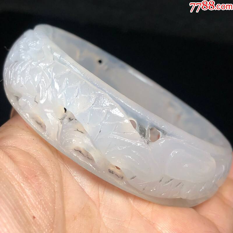 旧藏天然老料白玛瑙龙纹手镯