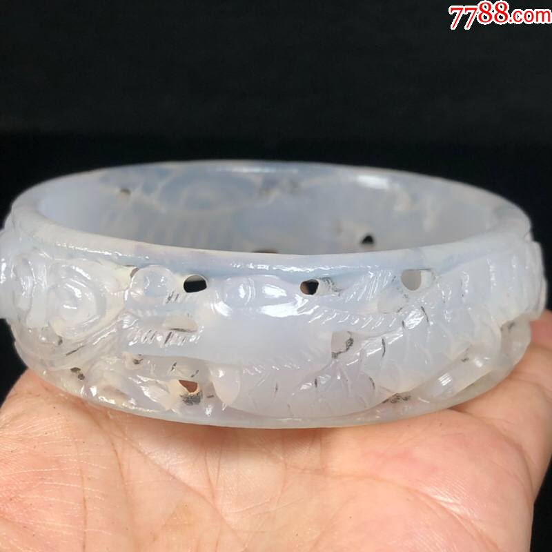 旧藏天然老料白玛瑙龙纹手镯