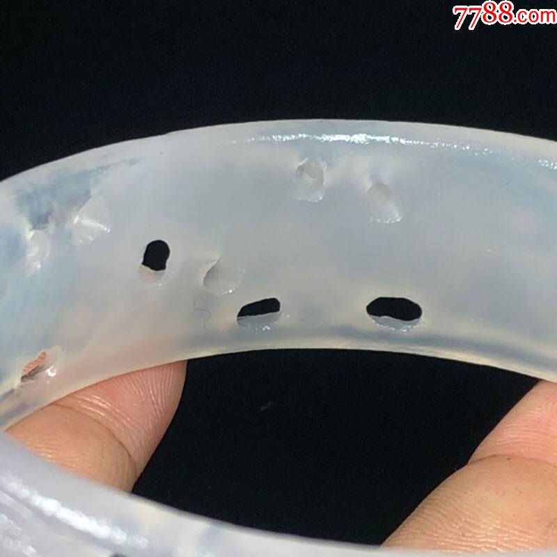 旧藏天然老料白玛瑙龙纹手镯