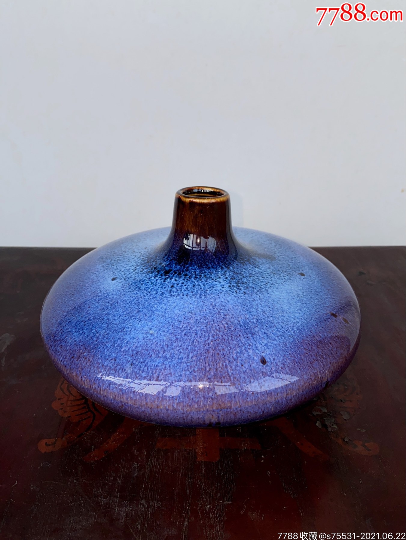 80年代淄博美术陶瓷厂生产蓝钧釉三足荸荠瓶已出蓝钧兔毫