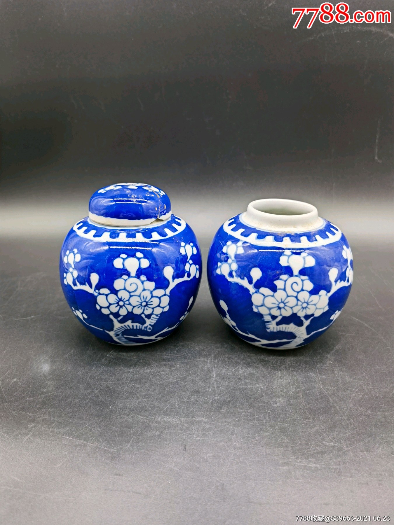 七八十年代青花冰梅纹茶叶罐一对