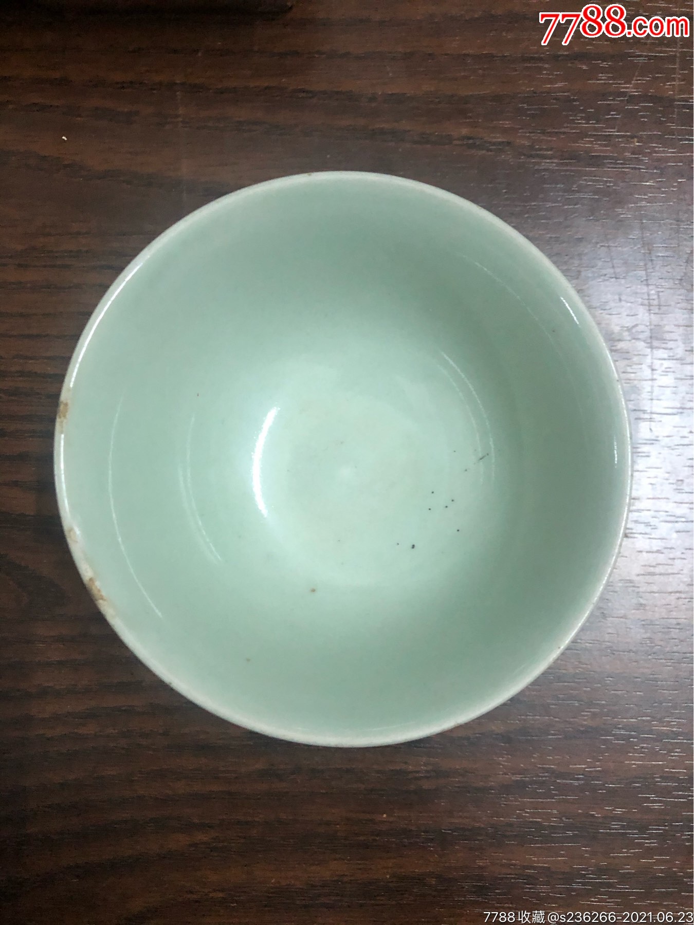 5674龙泉青瓷暗鱼纹碗