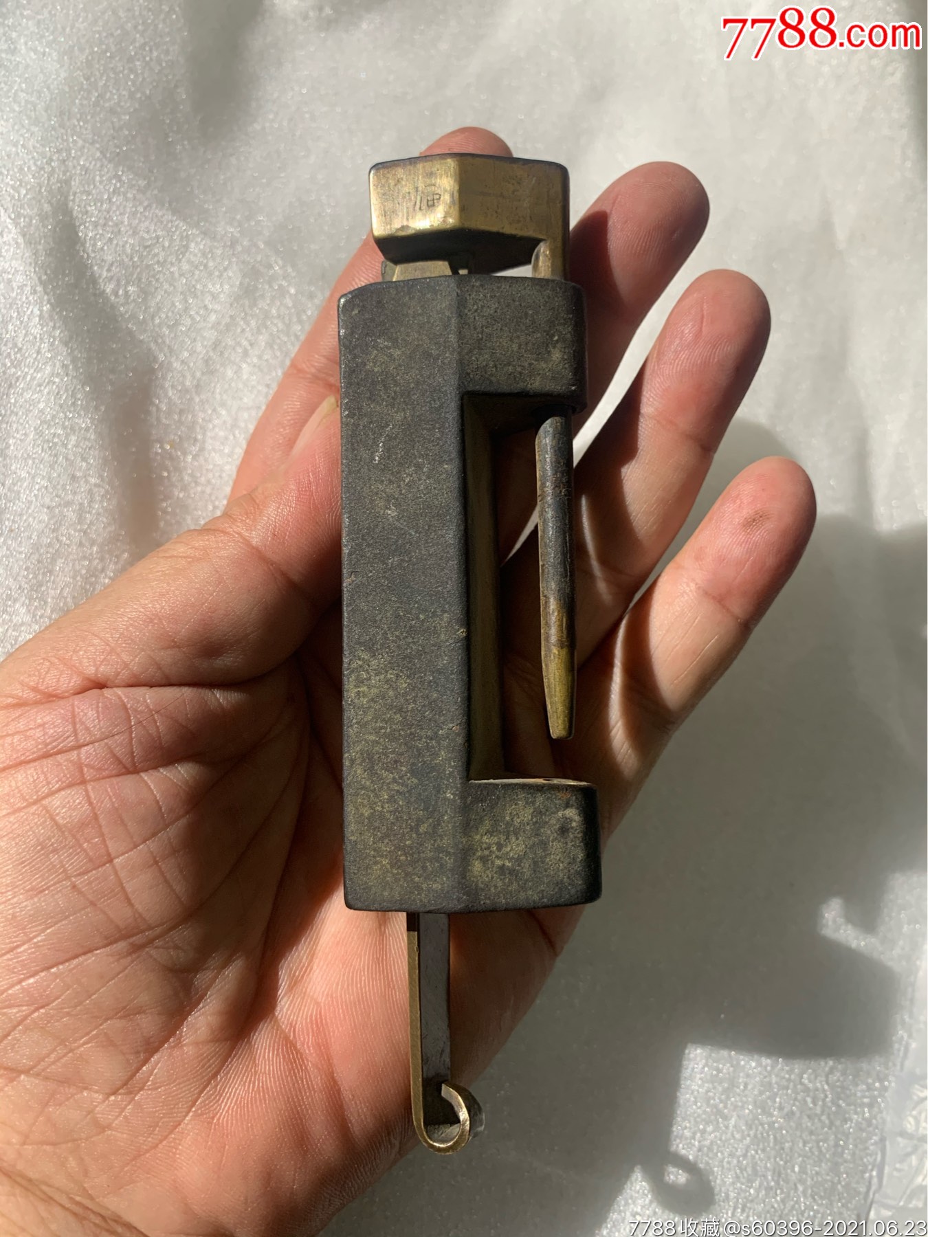 滚动鼠标滚轴,图片即可轻松放大,缩小更多"铜锁/铜钥