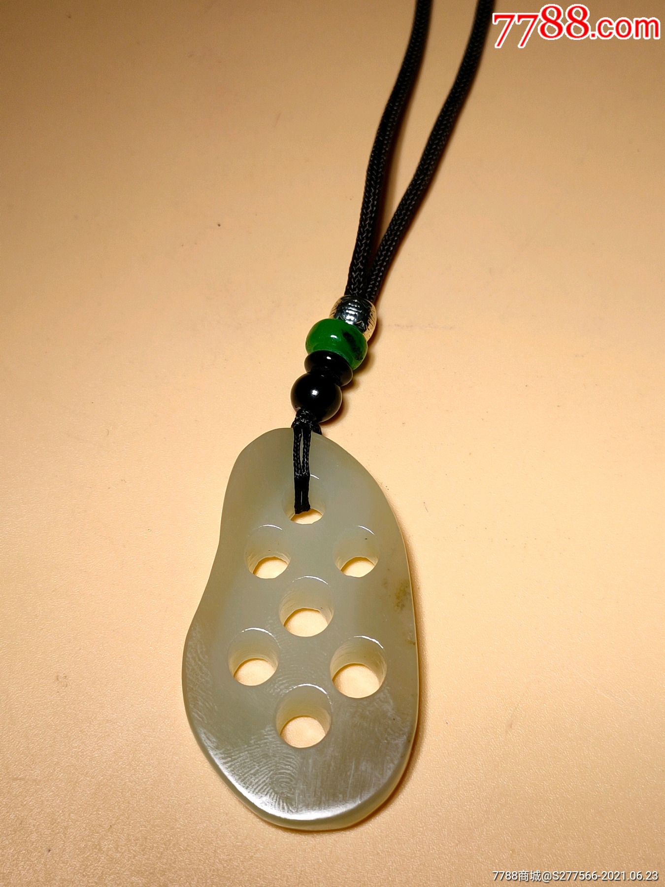 清代和田玉籽料雕刻的玉藕片挂坠