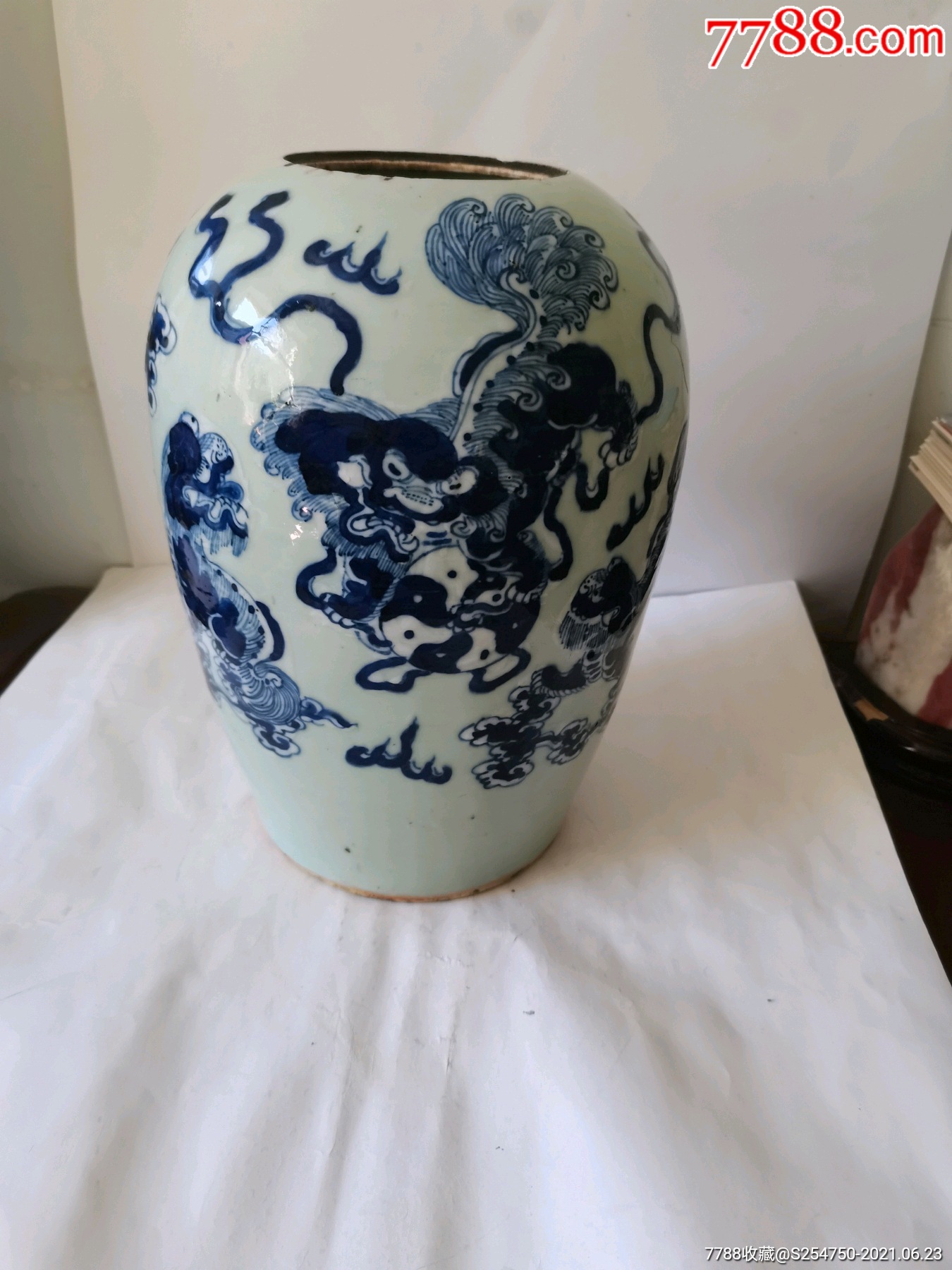 清代青花加白狮子滚绣球花瓶