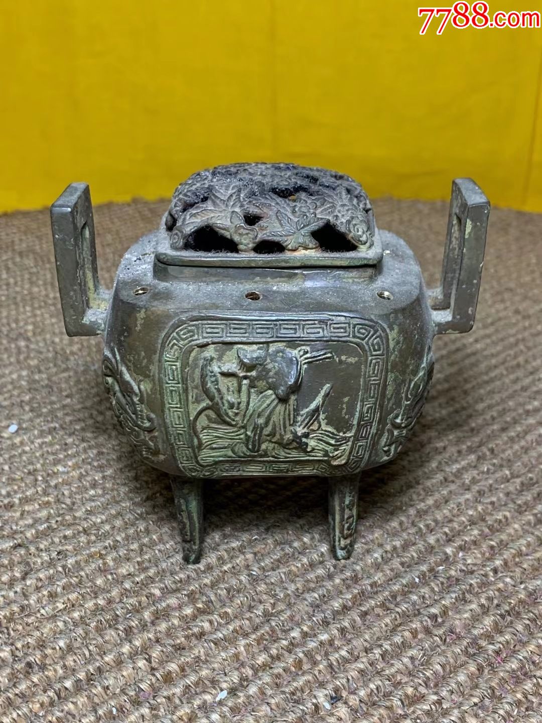 清代四足双耳开窗浮雕花鸟人物老铜香薰炉