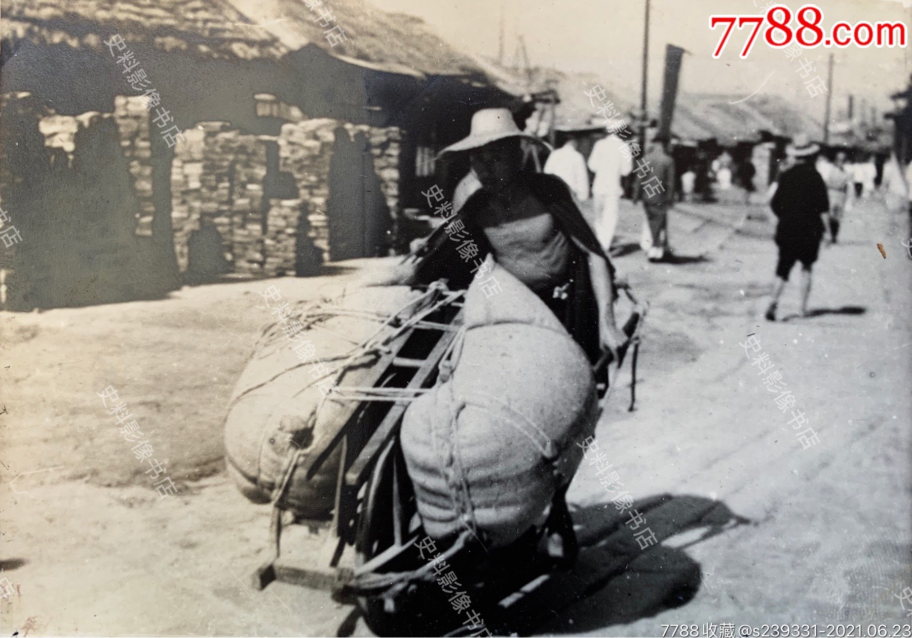 1941年汪伪时期安庆街头推独轮车拉货的民夫银盐老照片一枚