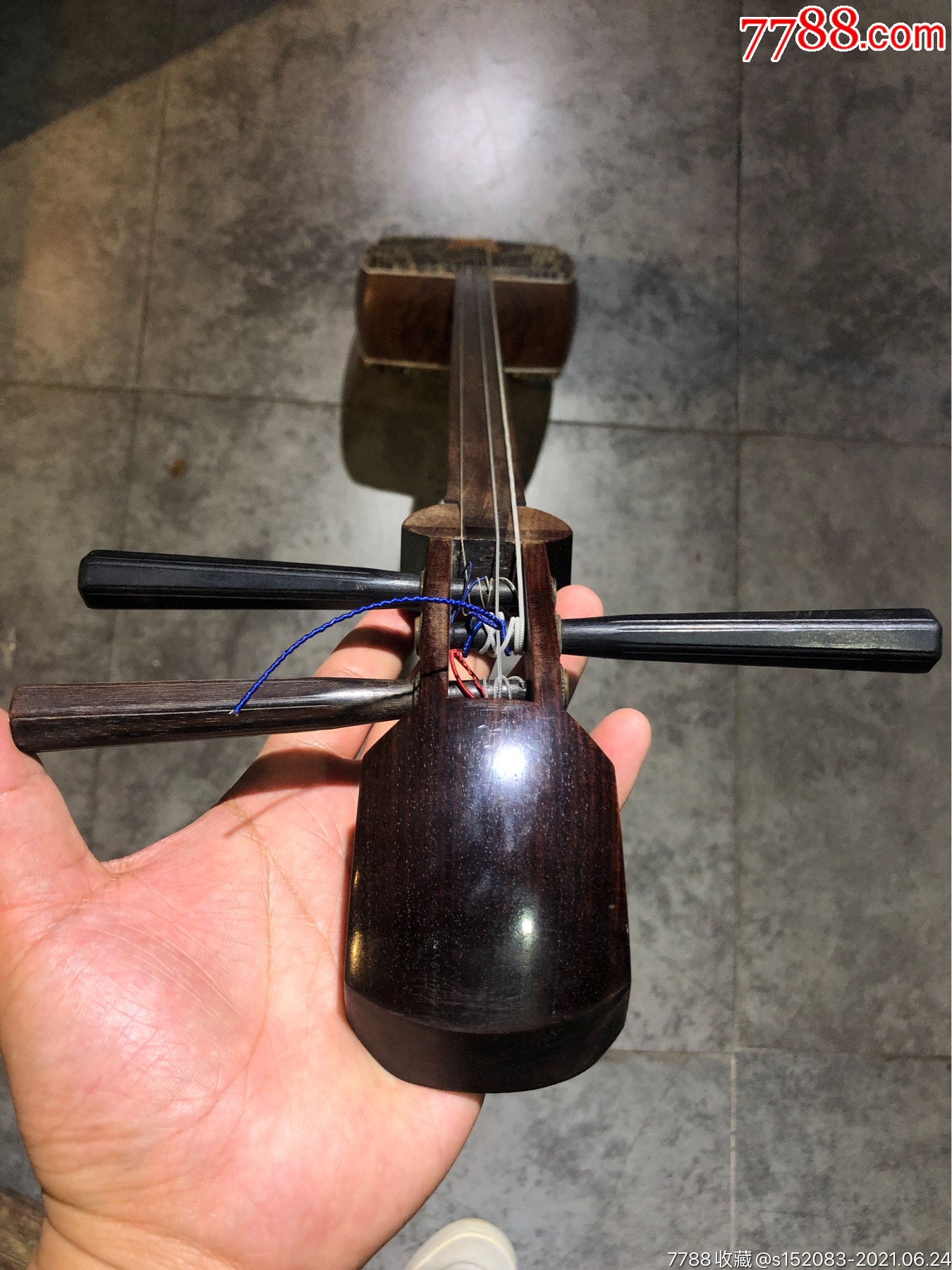 老酸枝木三线琴,面是蟒蛇皮,鼓疑似黄花梨,琴凿是乌木的,总长96厘米