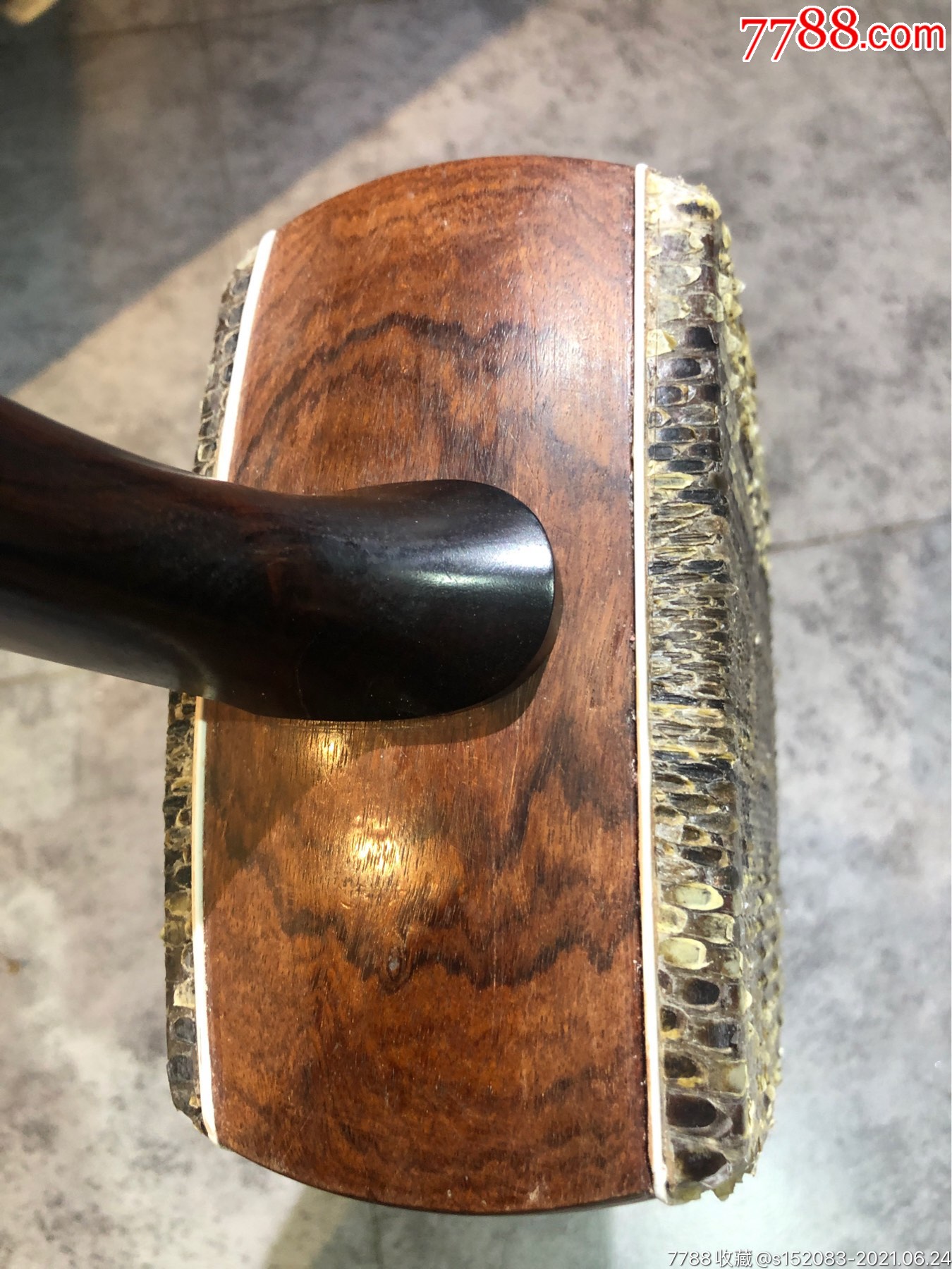 老酸枝木三线琴,面是蟒蛇皮,鼓疑似黄花梨,琴凿是乌木的,总长96厘米