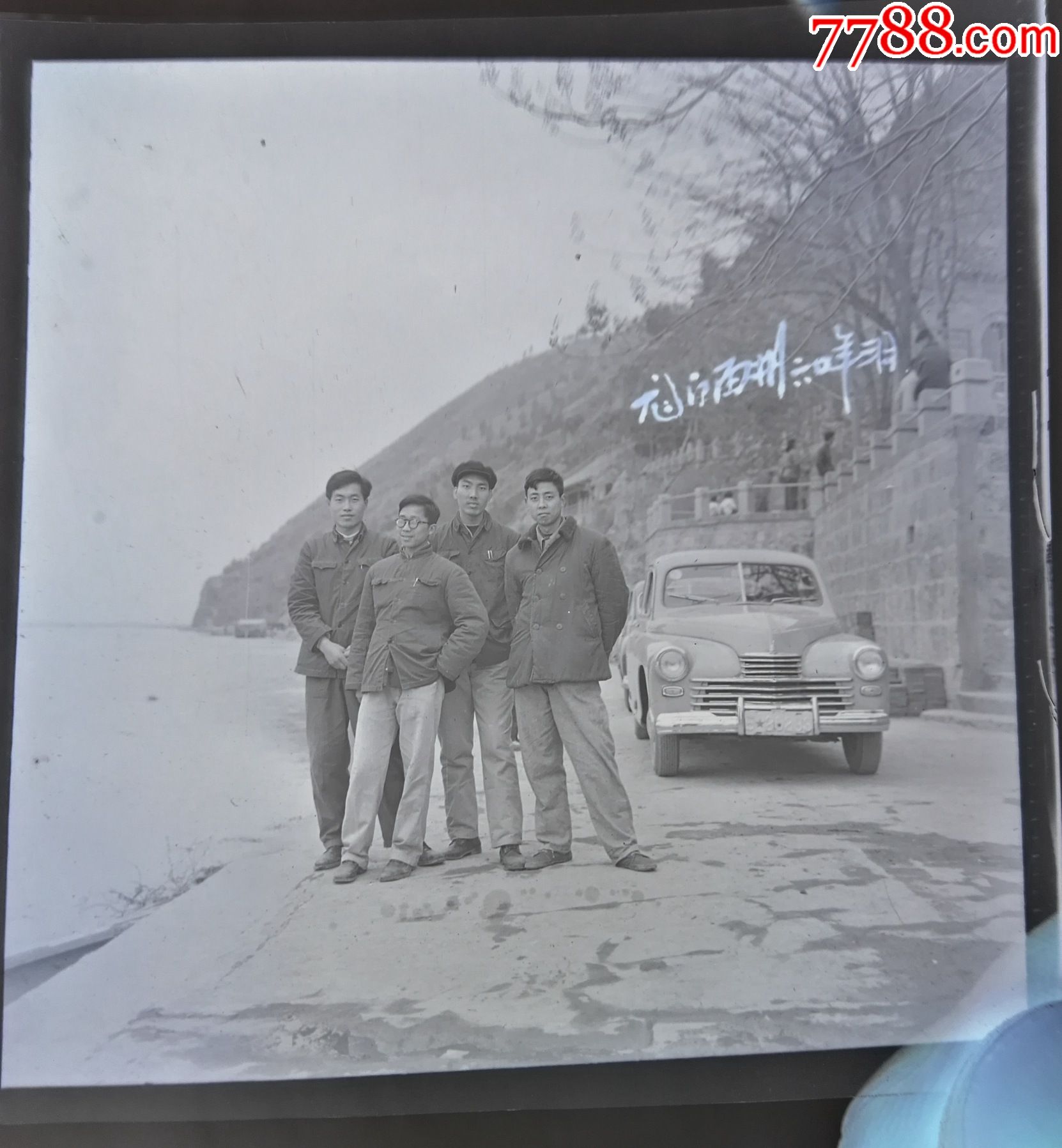 1960年,河南洛阳龙门石窟留念老照片2件,都附底片,小汽车背景