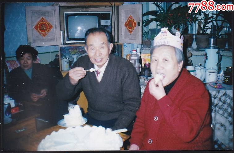 老夫妻吃生日蛋糕,电视机-老照片-7788老照片