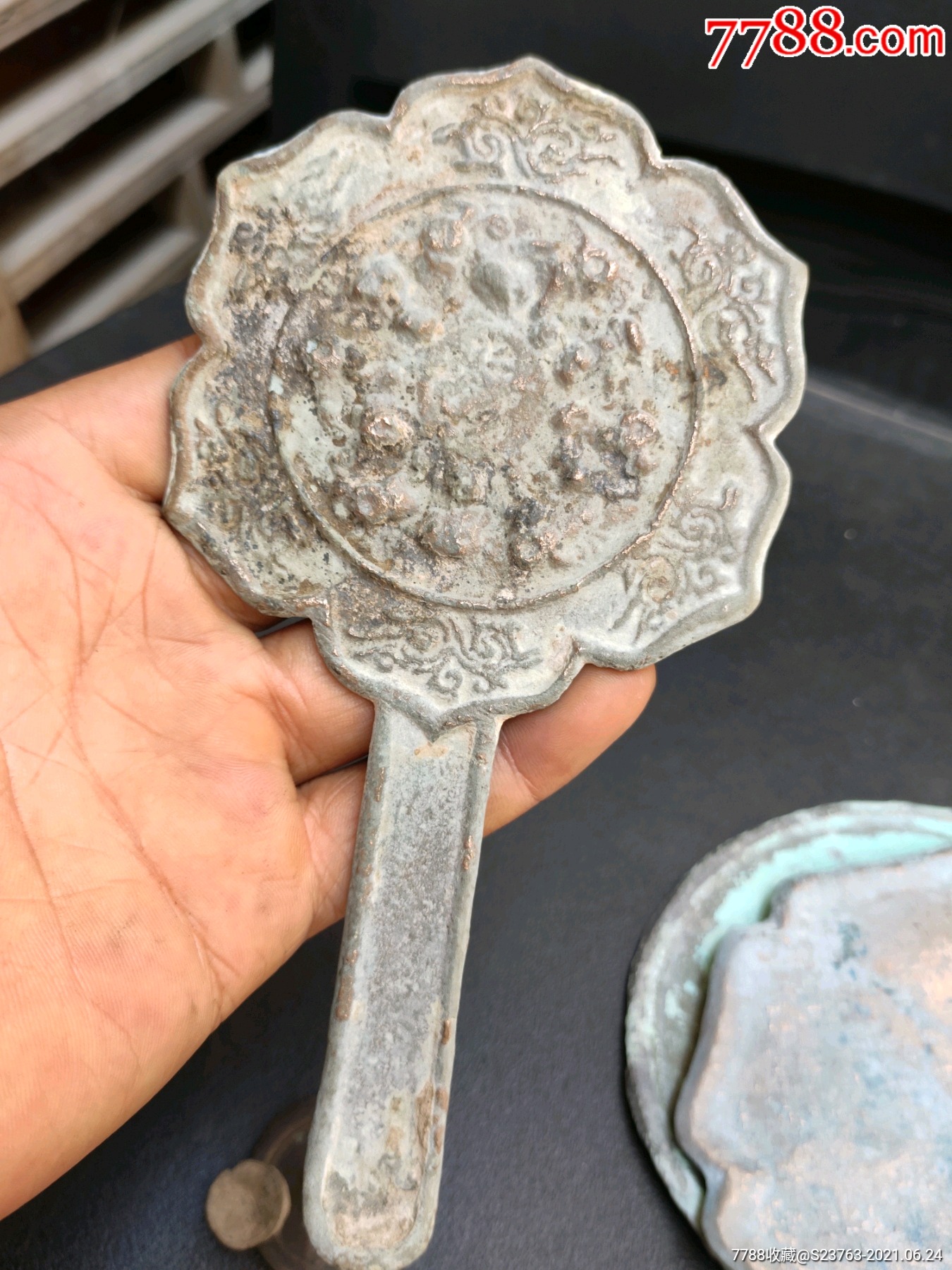 葵口祥云纹饰手柄镜_铜镜_图片价格_收藏鉴定_7788古币收藏