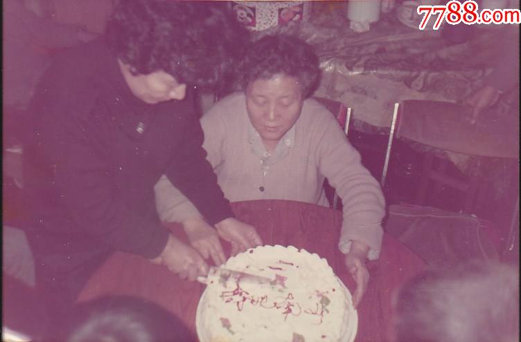 女子切生日蛋糕_老照片_图片收藏_回收价格_7788老照片