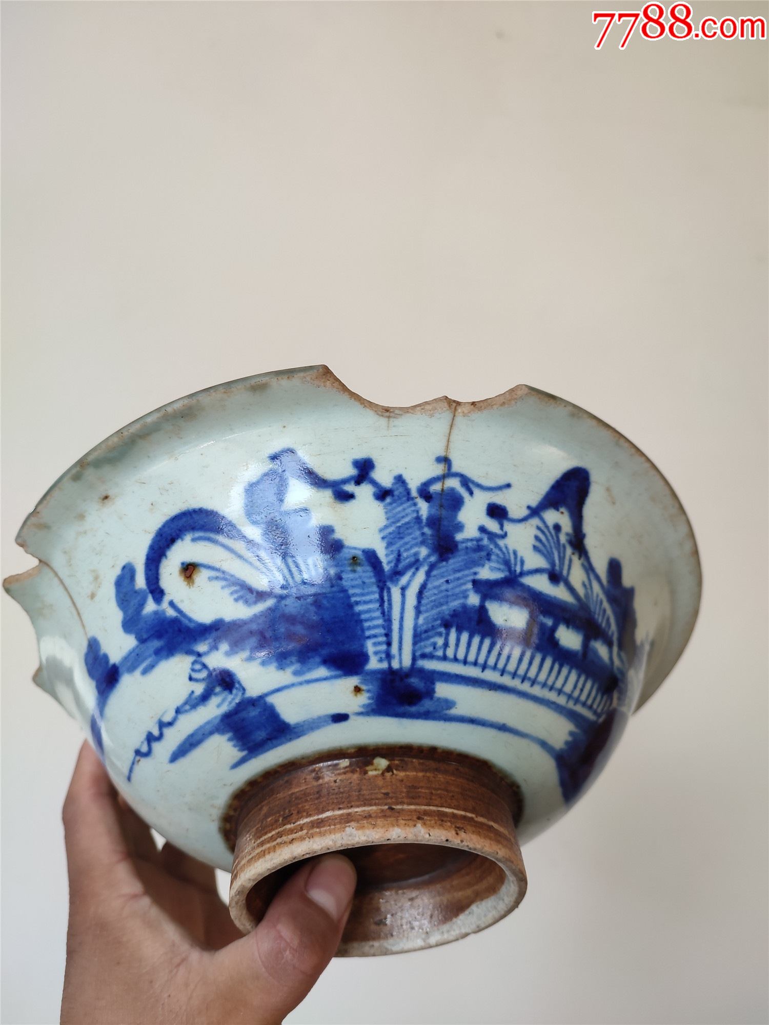 残破的青花瓷器碗有冲线有磕破品相如图所示
