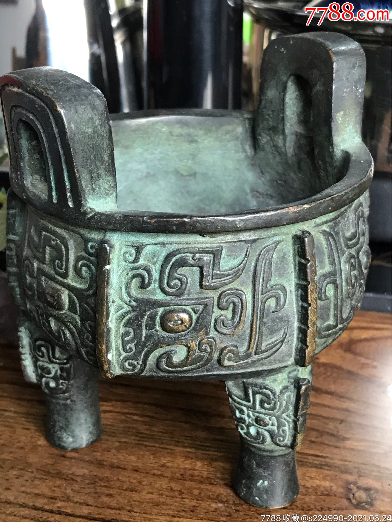 三足鼎立式香炉