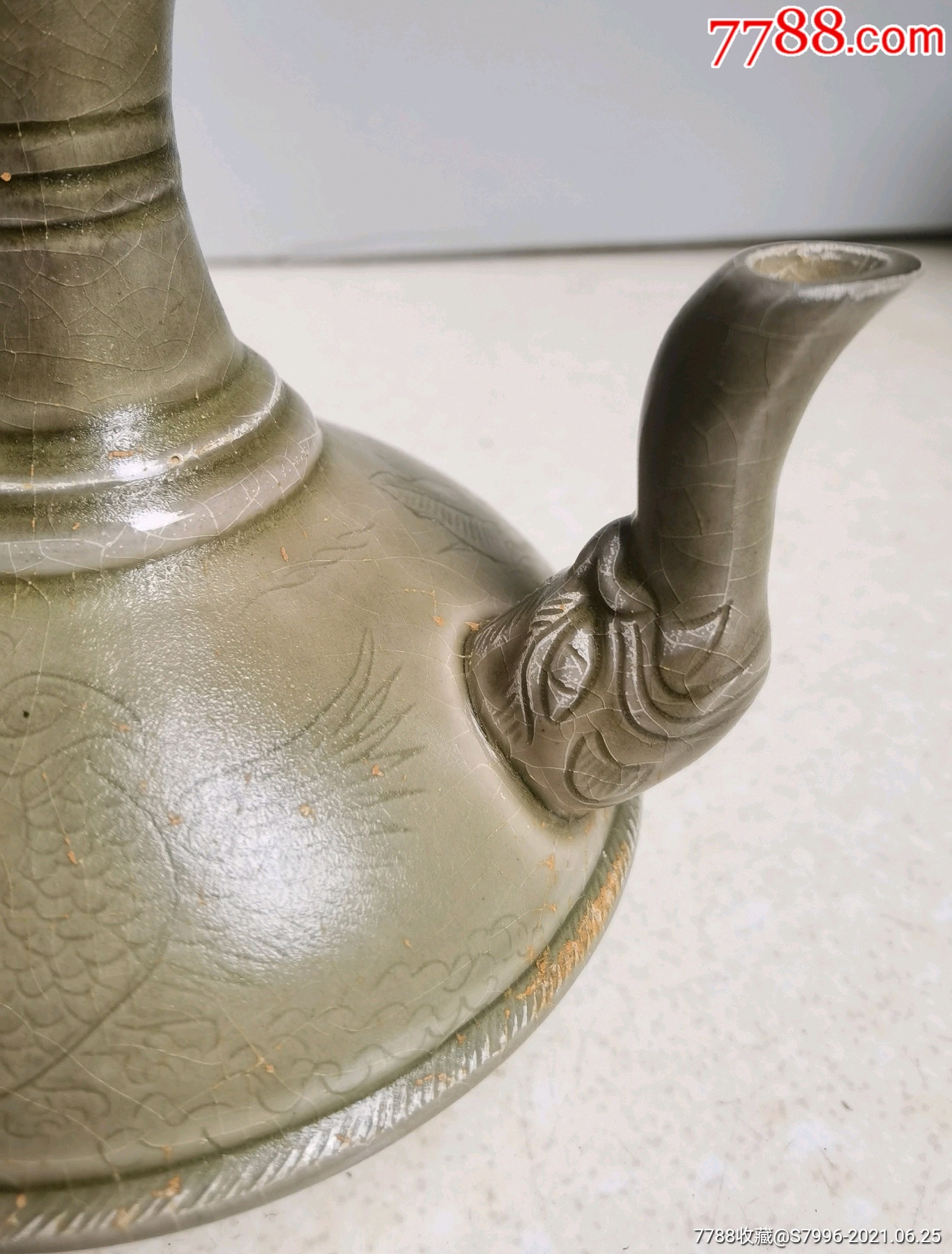 五代越窑青瓷刻花凤纹龙炳执壶