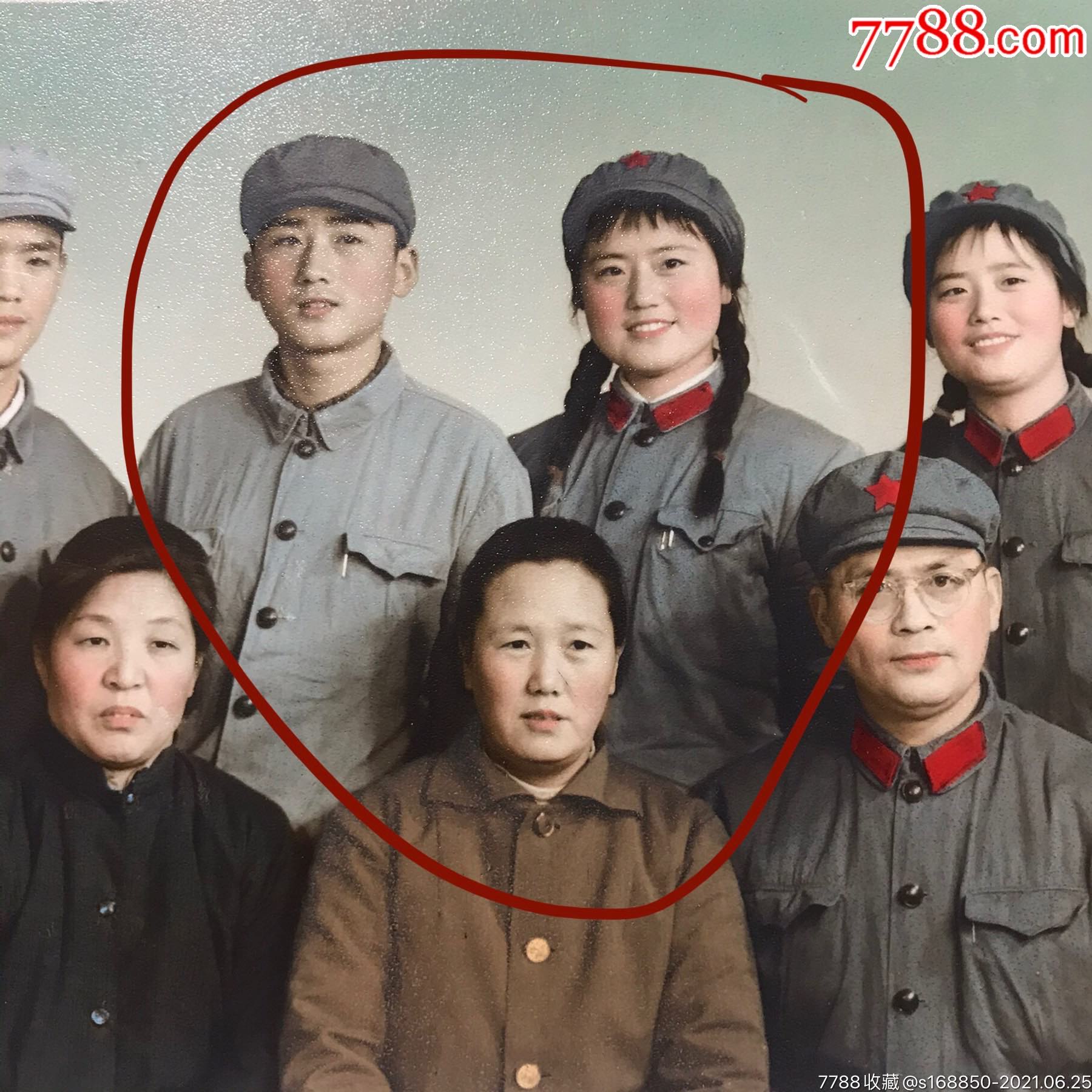 文革全家福上色照,1974年北京风光照相馆摄制_老照片_第2张_7788钱币