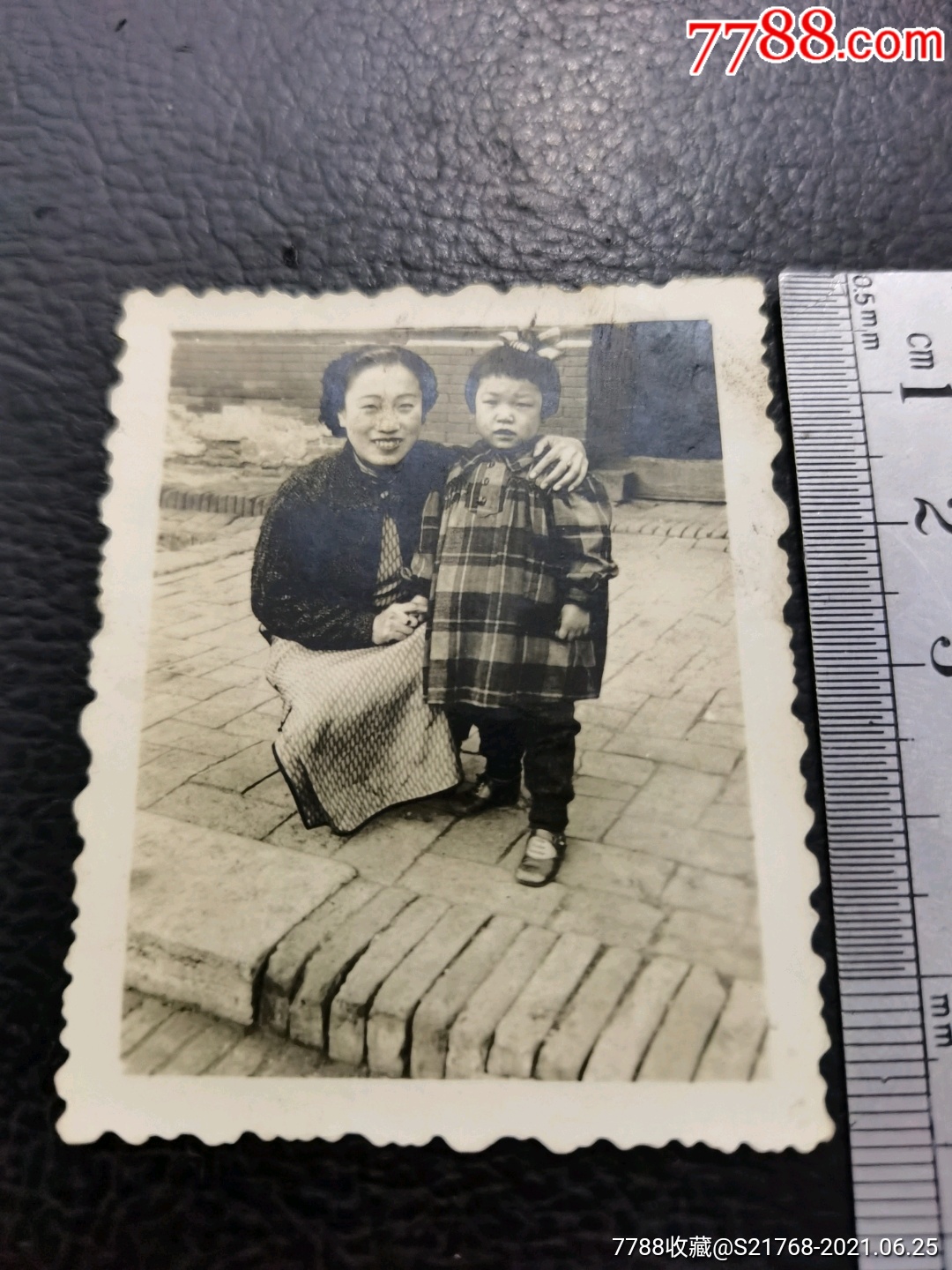 老母亲和孩子的照片图片