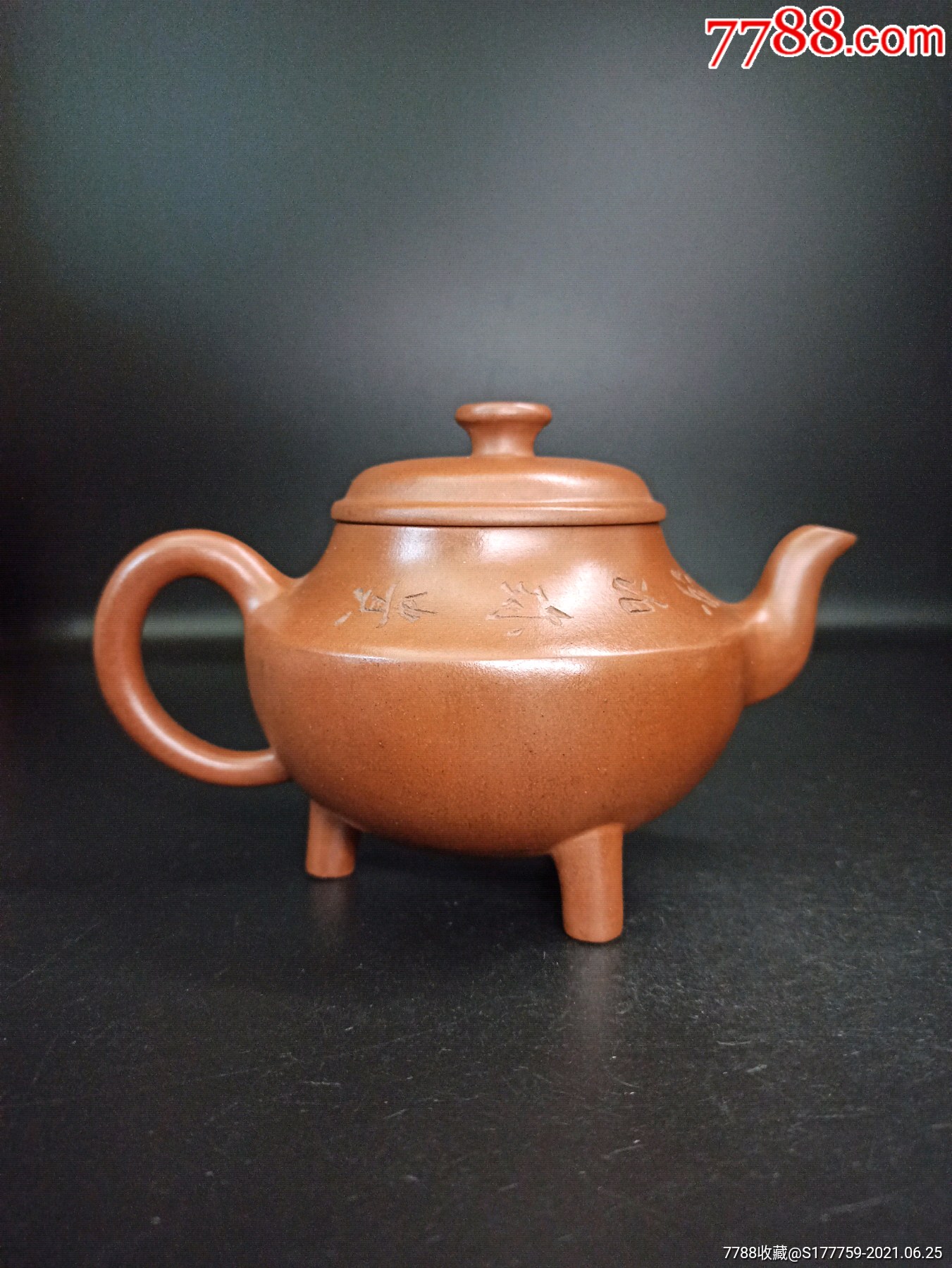 三足紫砂壶文房摆件此壶别具一格采用加底设计,壶身顿时拔高,显得古穆