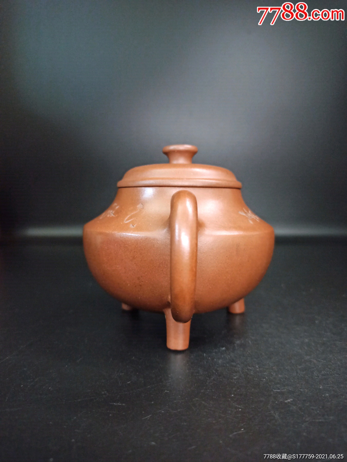 三足紫砂壶文房摆件此壶别具一格采用加底设计,壶身顿时拔高,显得古穆