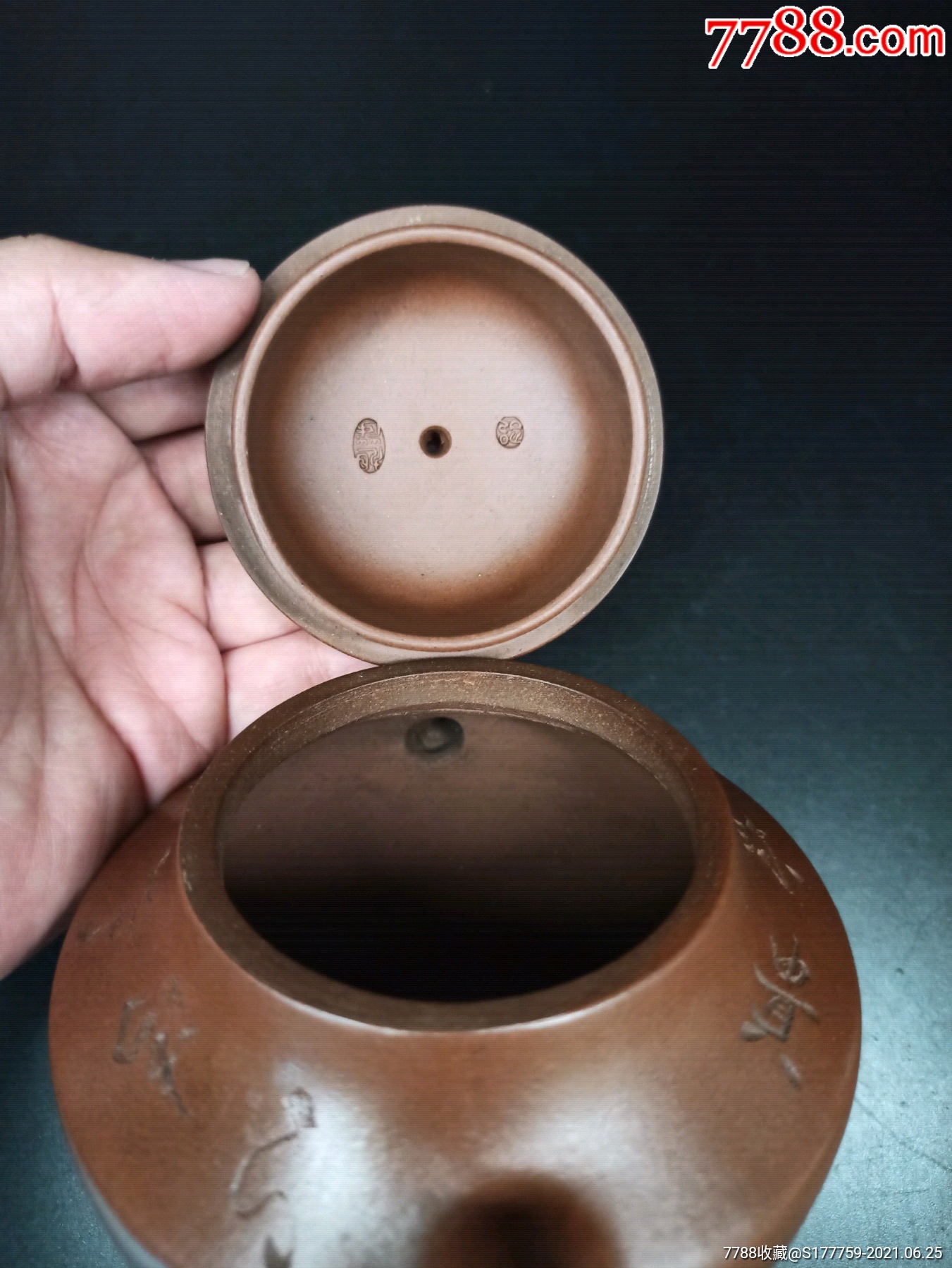 三足紫砂壶文房摆件此壶别具一格采用加底设计,壶身顿时拔高,显得古穆