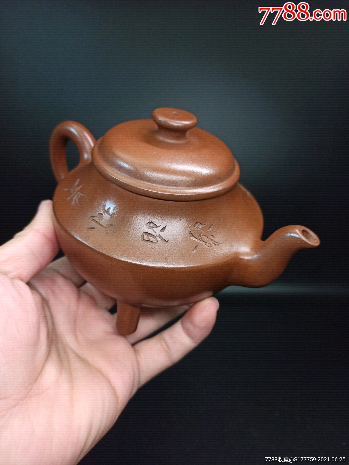 三足紫砂壶文房摆件此壶别具一格采用加底设计,壶身顿时拔高,显得古穆