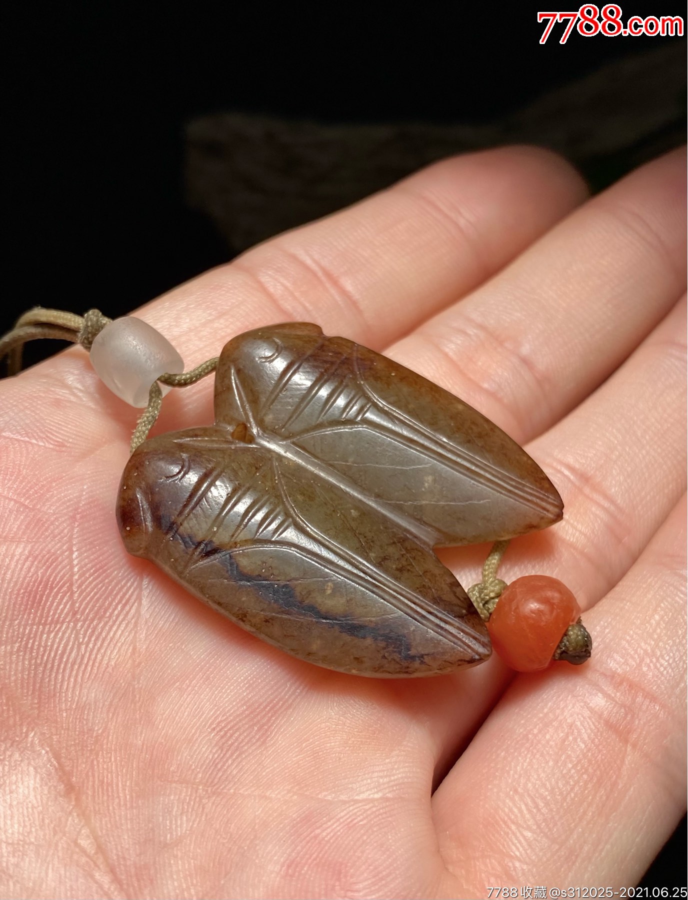 8厘米重:13.2克玉蝉为和阗籽玉质地,通体带红褐色沁.