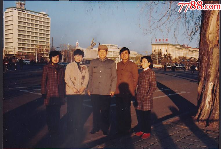 男女在吉林市江桥广场合影-老照片-7788商城__七七八八商品交易平台