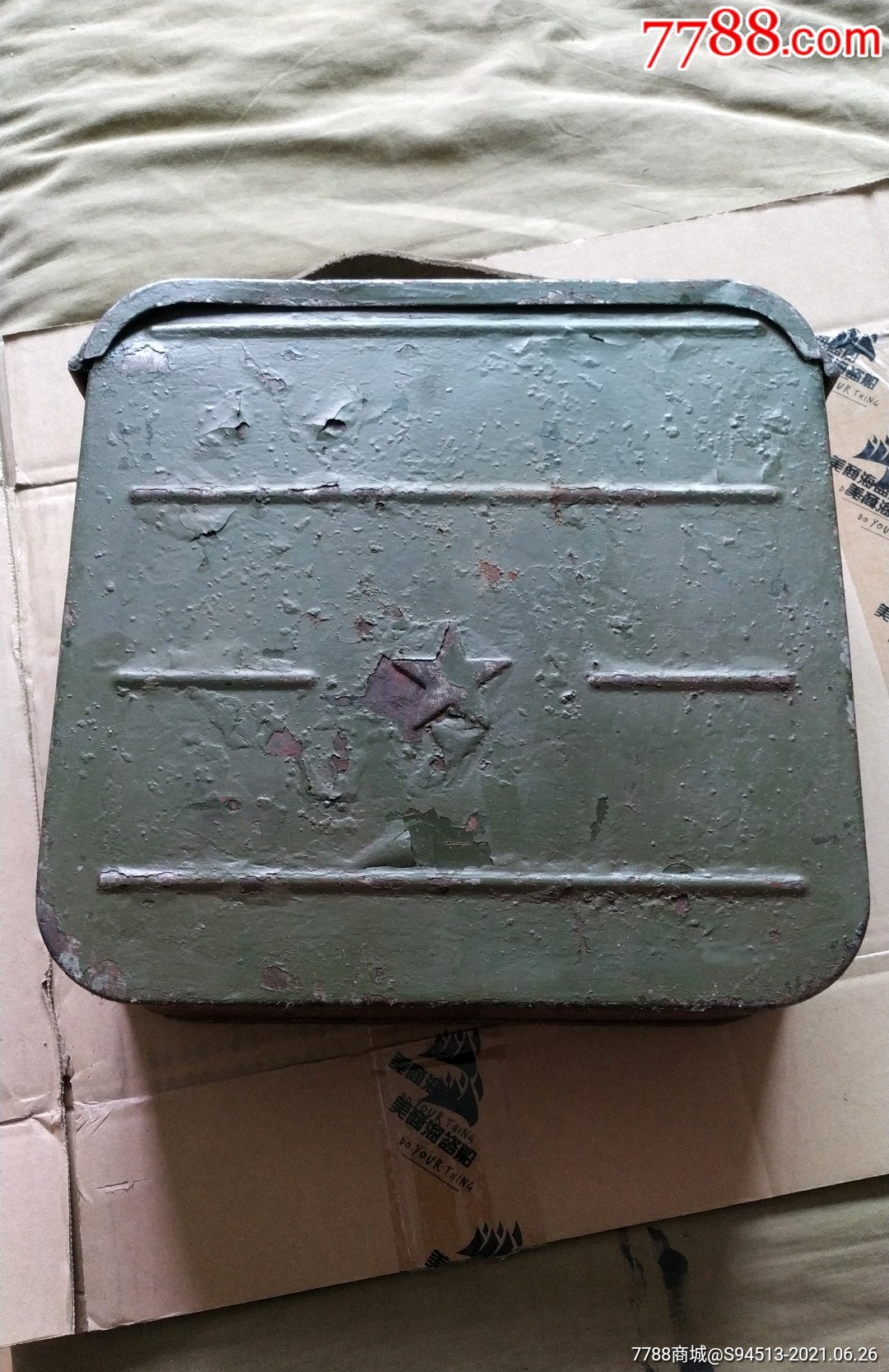 带有五星的老式旧铁箱_铁皮盒/铁筒_第1张_7788书籍