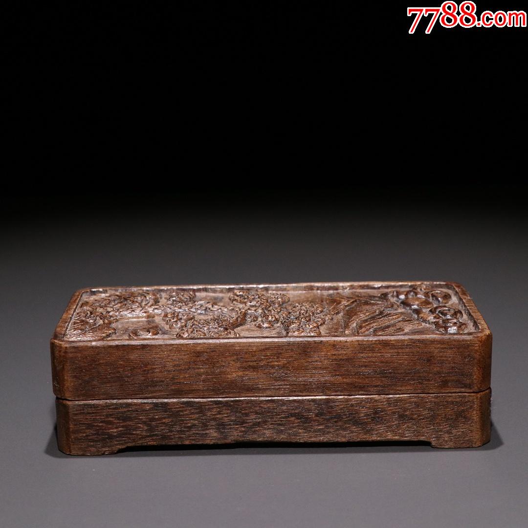 沉香雕松树纹盖盒