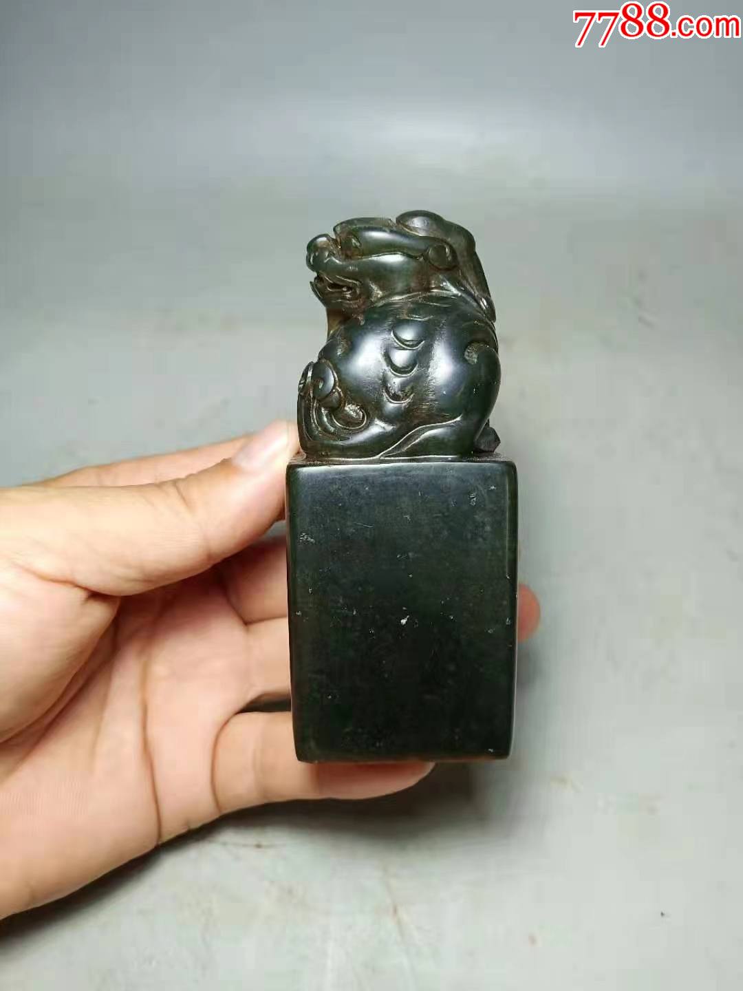 清代吴大瀓篆刻印章寿山石艾叶绿瑞兽钮印章罕见品种