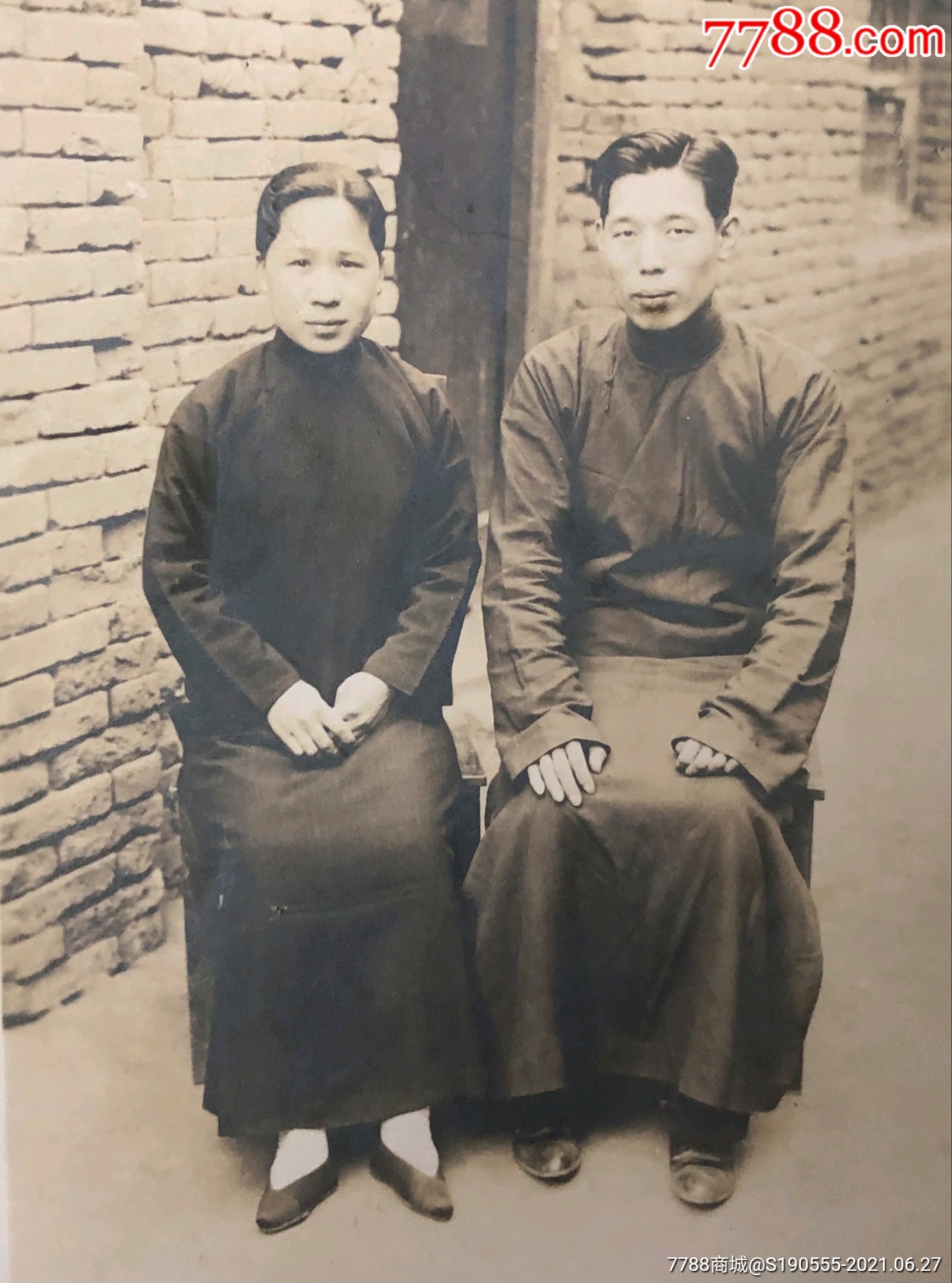 首页 零售 老照片 民国时期小脚女人与穿皮鞋大褂的男子夫妻两人