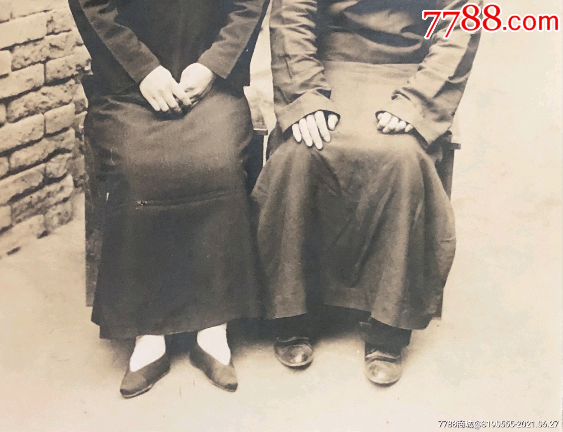首页 零售 老照片 民国时期小脚女人与穿皮鞋大褂的男子夫妻两人