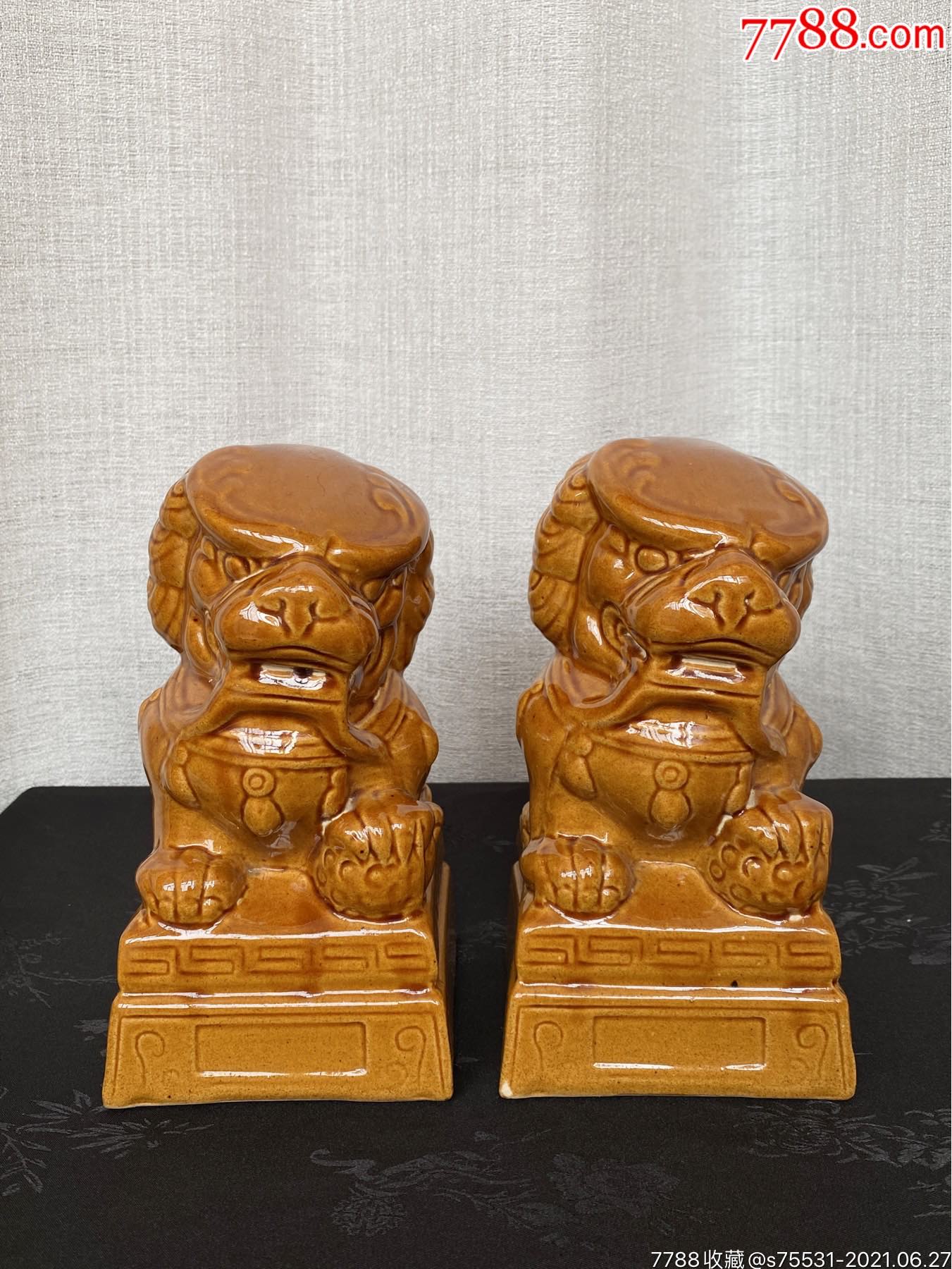 80年代淄博美术陶瓷厂生产黄釉狮子摆件两个