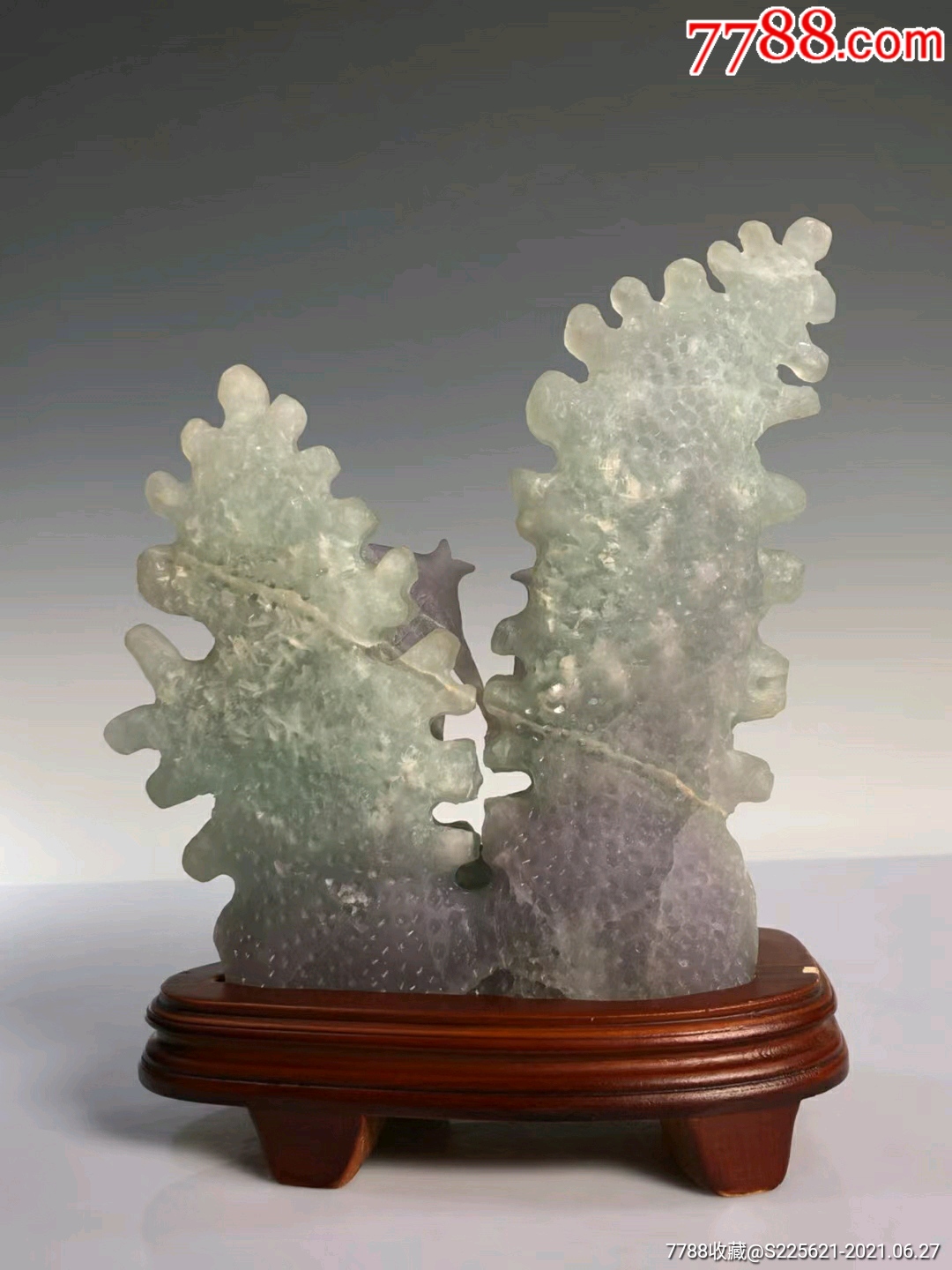 萤石俏色巧雕年年有余案头摆件