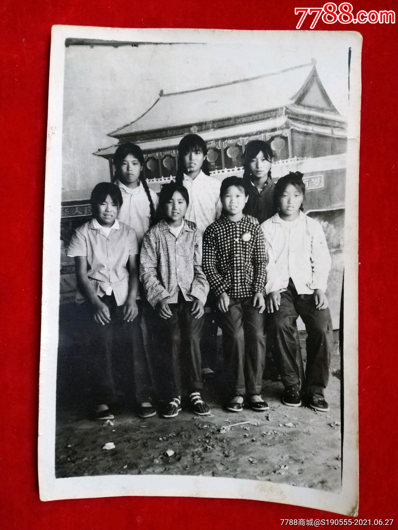 70年代戴像章的长辫子女学生在天安门合影留念老照片