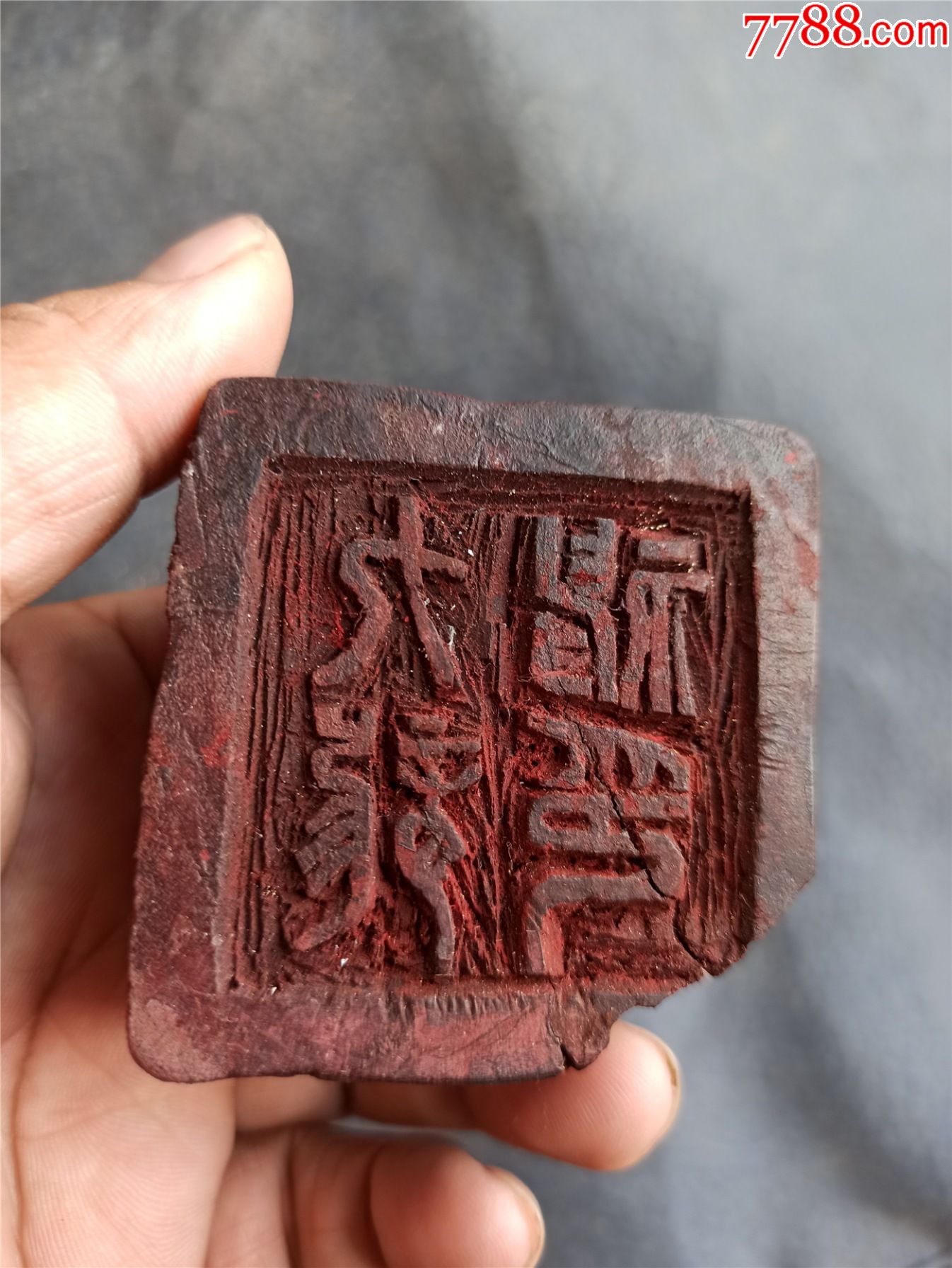 手工雕刻的老木章子,有破损如图所示