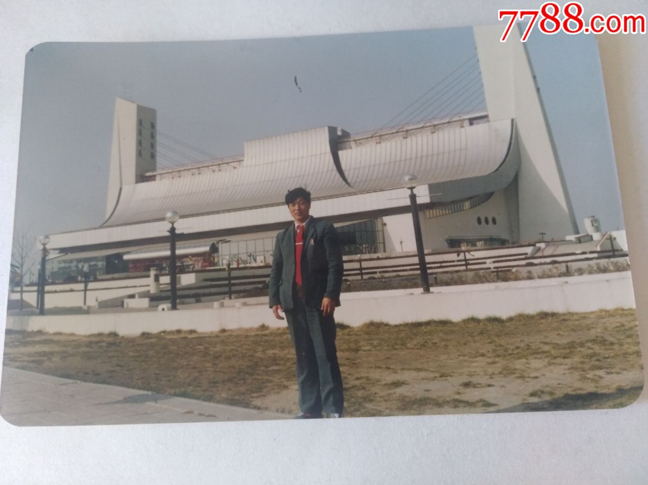 北京亚运村前的帅哥-价格:1元-se81088088-老照片-零售-7788收藏