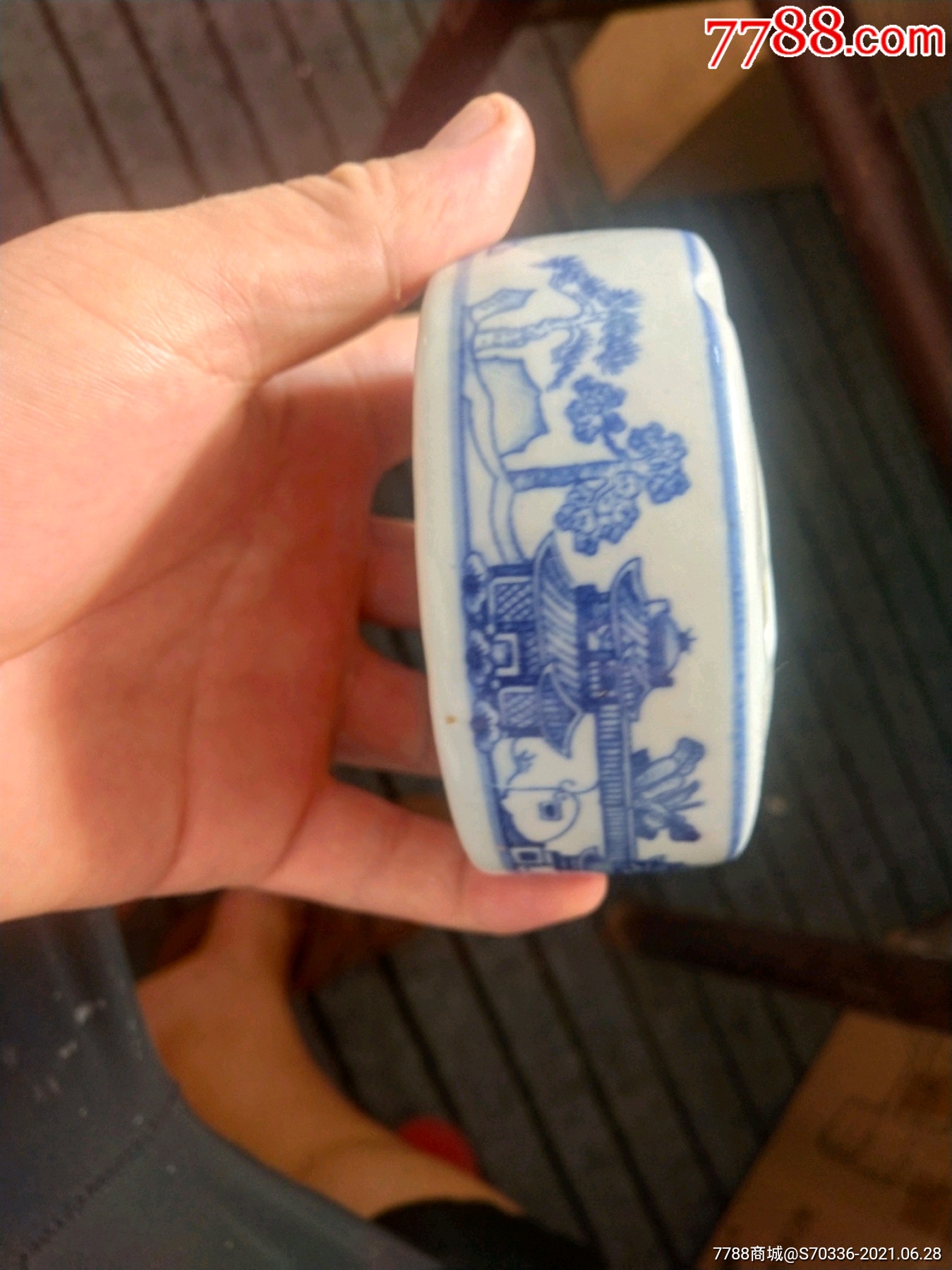 青花山水烟灰缸